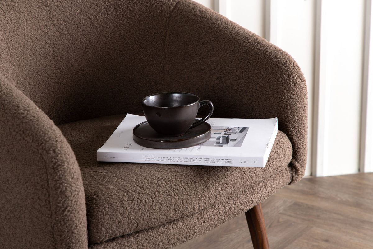 Wanda Sessel in Braun präsentiert im Onlineshop von KAQTU Design AG. Sessel mit Armlehnen ist von Venture Home