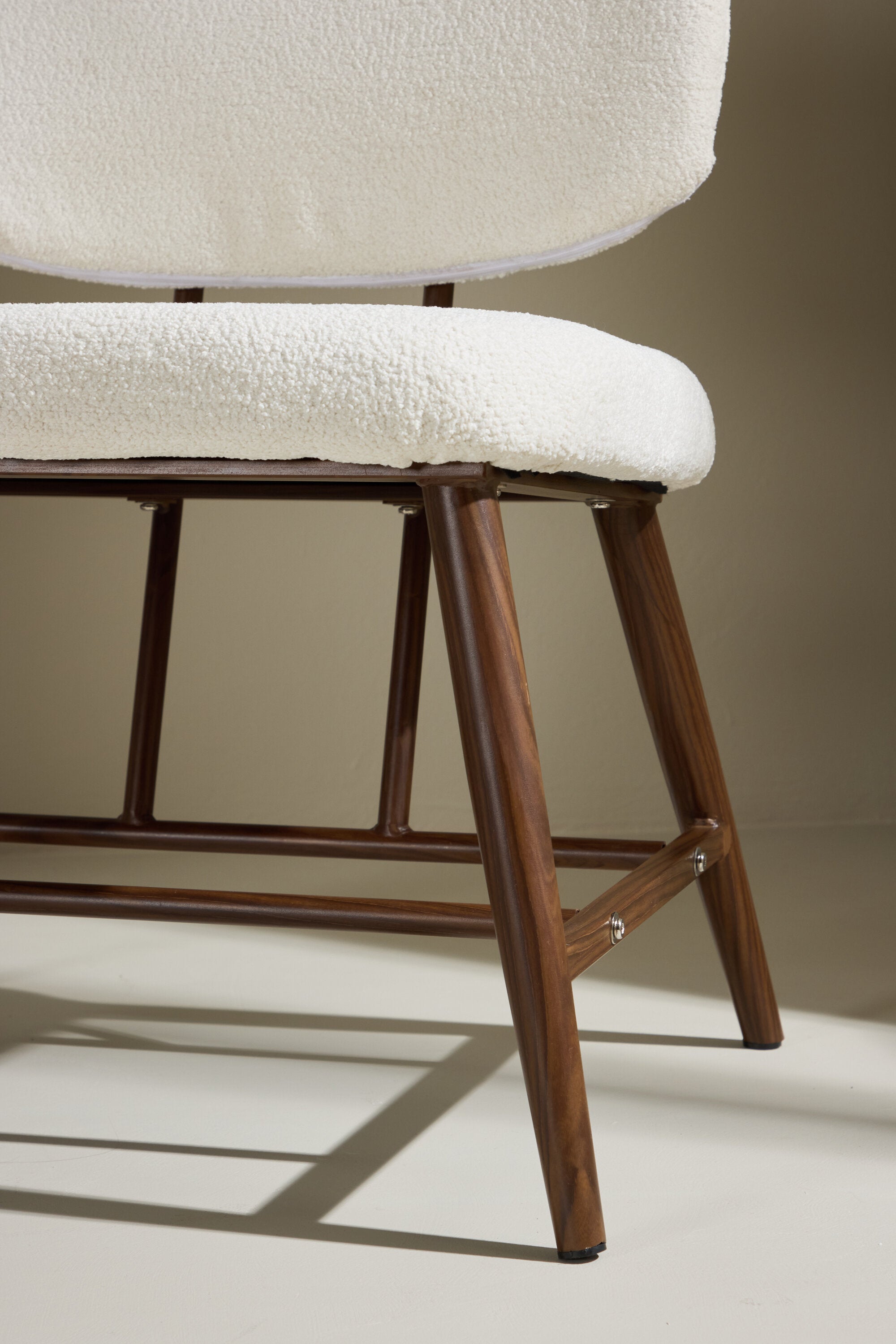 Midland Sessel in Weiss präsentiert im Onlineshop von KAQTU Design AG. Sessel ist von Venture Home
