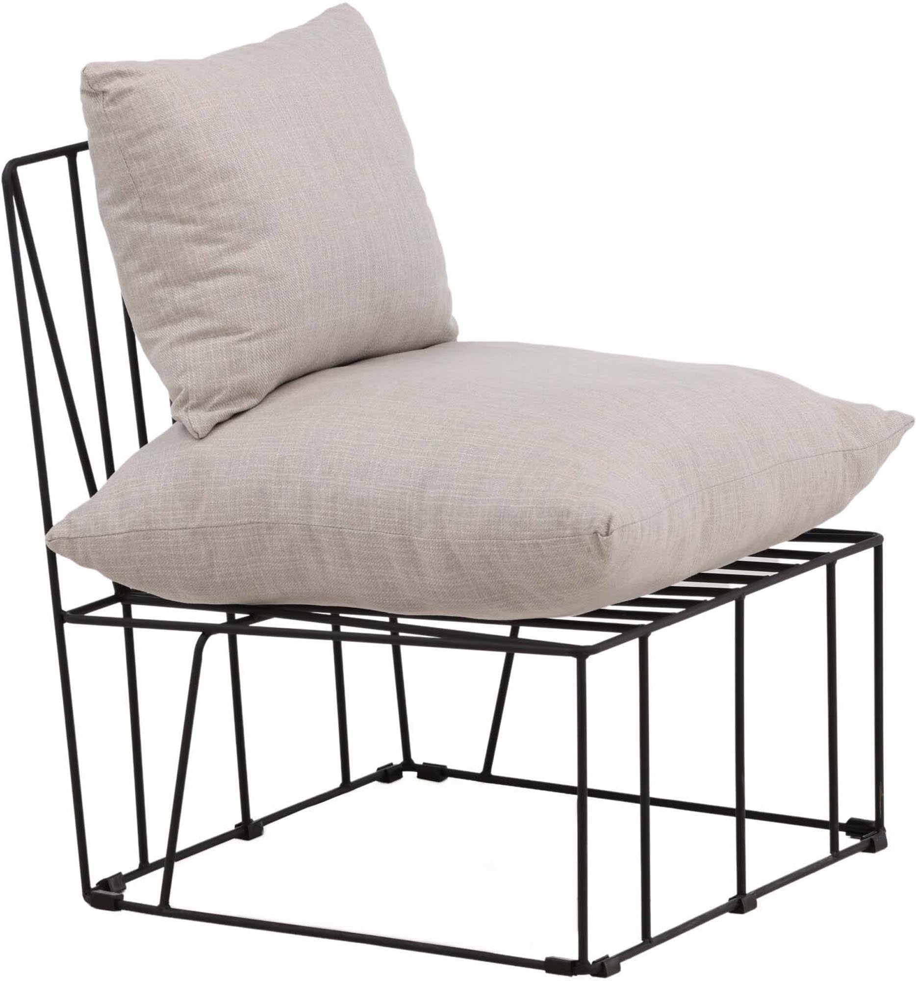 Entdecken Sie den Livonia Sessel von Venture Home – ein elegantes Möbelstück mit robustem Stahlrahmen und atmungsaktiven Leinenkissen für höchsten Komfort.