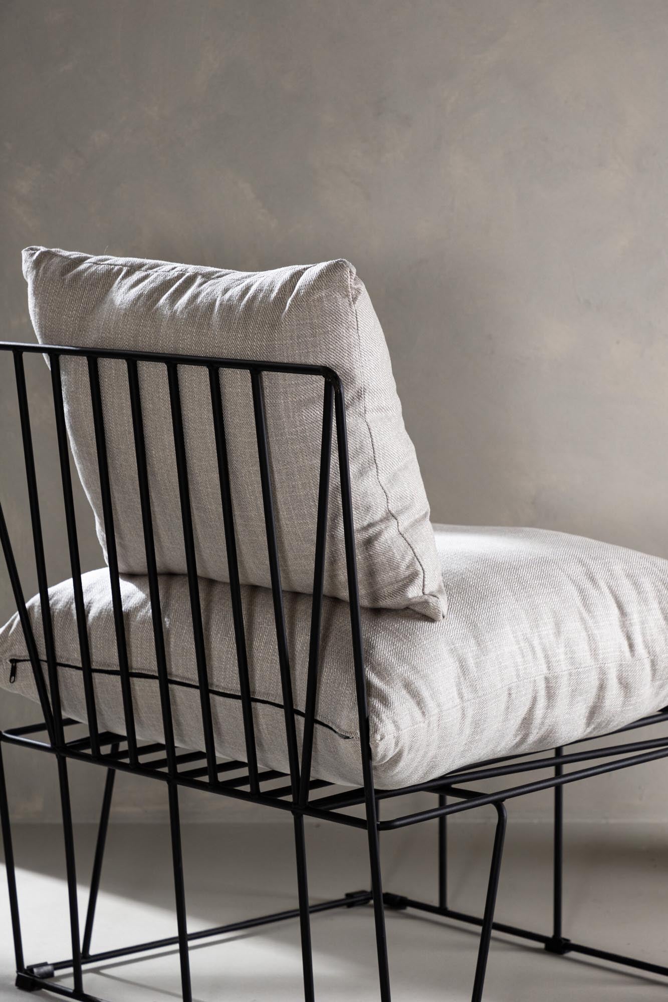 Stilvoller Livonia Sessel von Venture Home für zeitlose Eleganz.