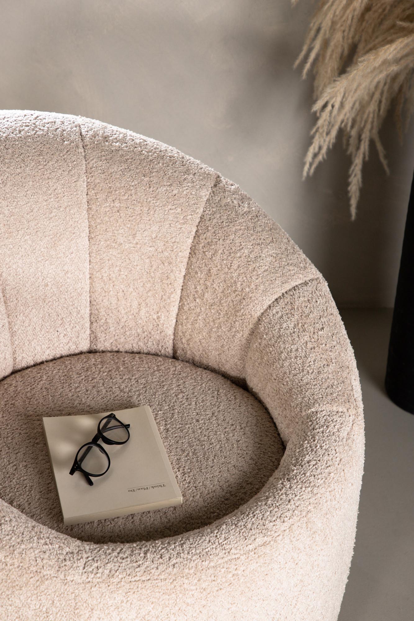 Entdecken Sie den Warren Sessel von Venture Home: Ein stilvolles, komfortables Möbelstück aus hochwertigem Polyester, ideal für jedes Zuhause.