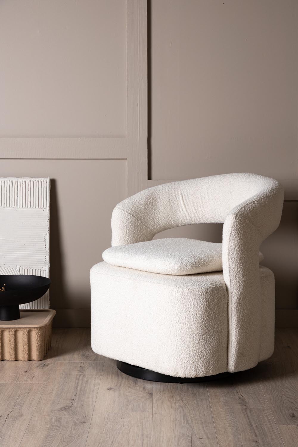 Laurel Sessel in Weiss präsentiert im Onlineshop von KAQTU Design AG. Sessel mit Armlehnen ist von Venture Home