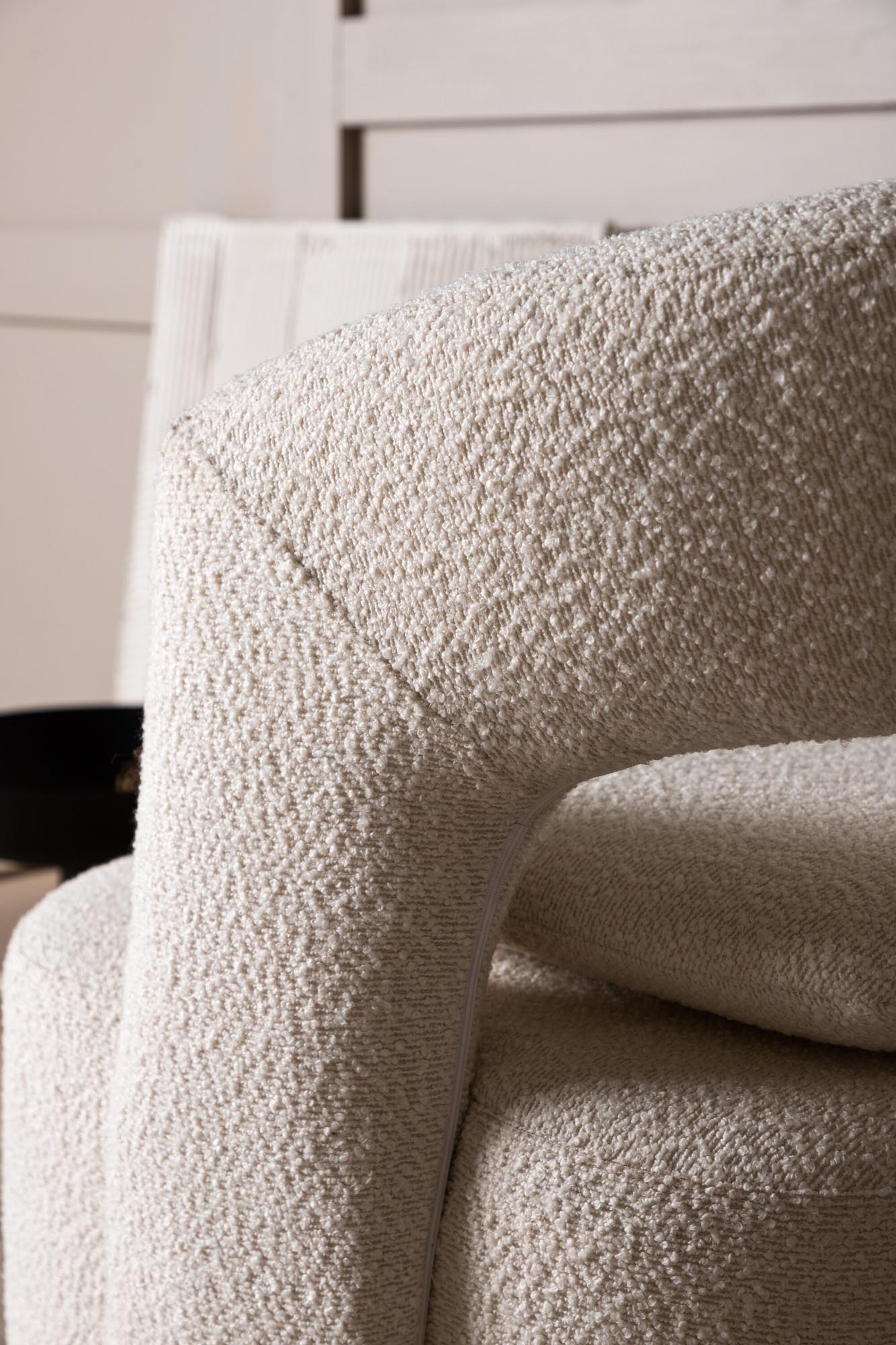 Entdecken Sie den Laurel Sessel von Venture Home: Hochwertiger Bouclé, stabile Stahlbeine und ergonomischer Komfort für stilvolle Wohnräume.