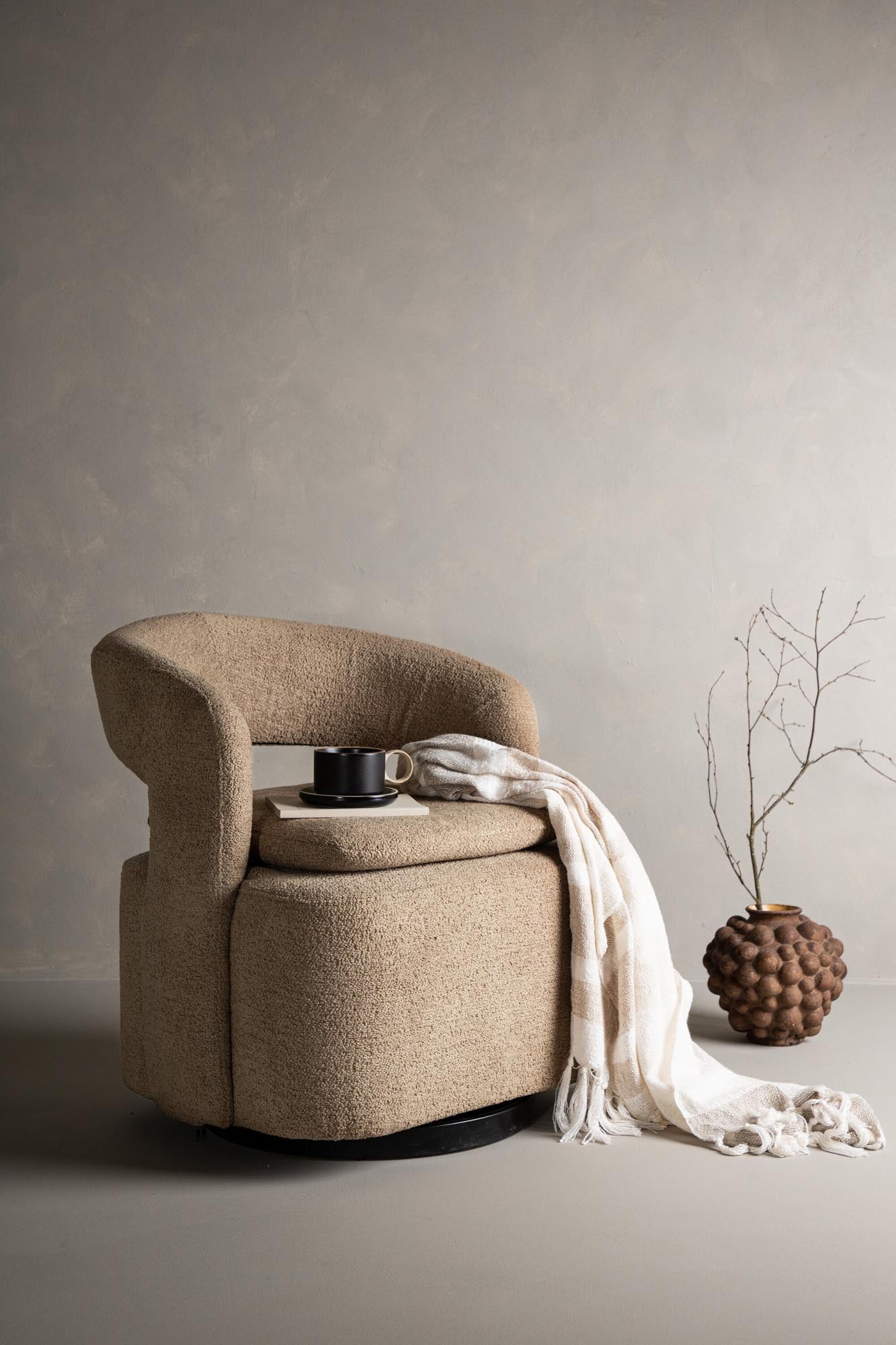 Laurel Sessel von Venture Home: Eleganz und Komfort vereint in hochwertigem Bouclé und stabilen Stahlbeinen. Ein stilvolles Highlight für Ihr Zuhause.