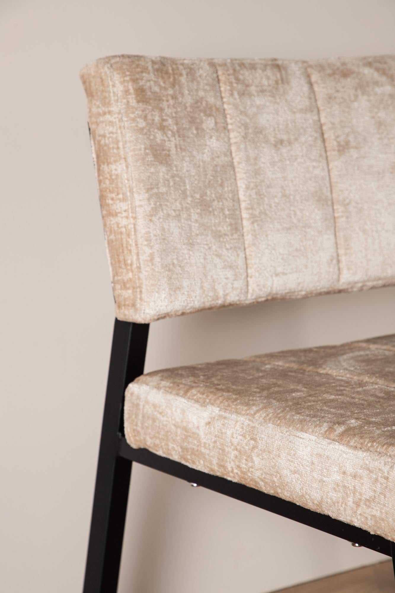 Monett Sessel von Venture Home: Skandinavisches Flair, weicher Samt, stabile Metallbeine. Ideal für stilvolle Wohnräume.