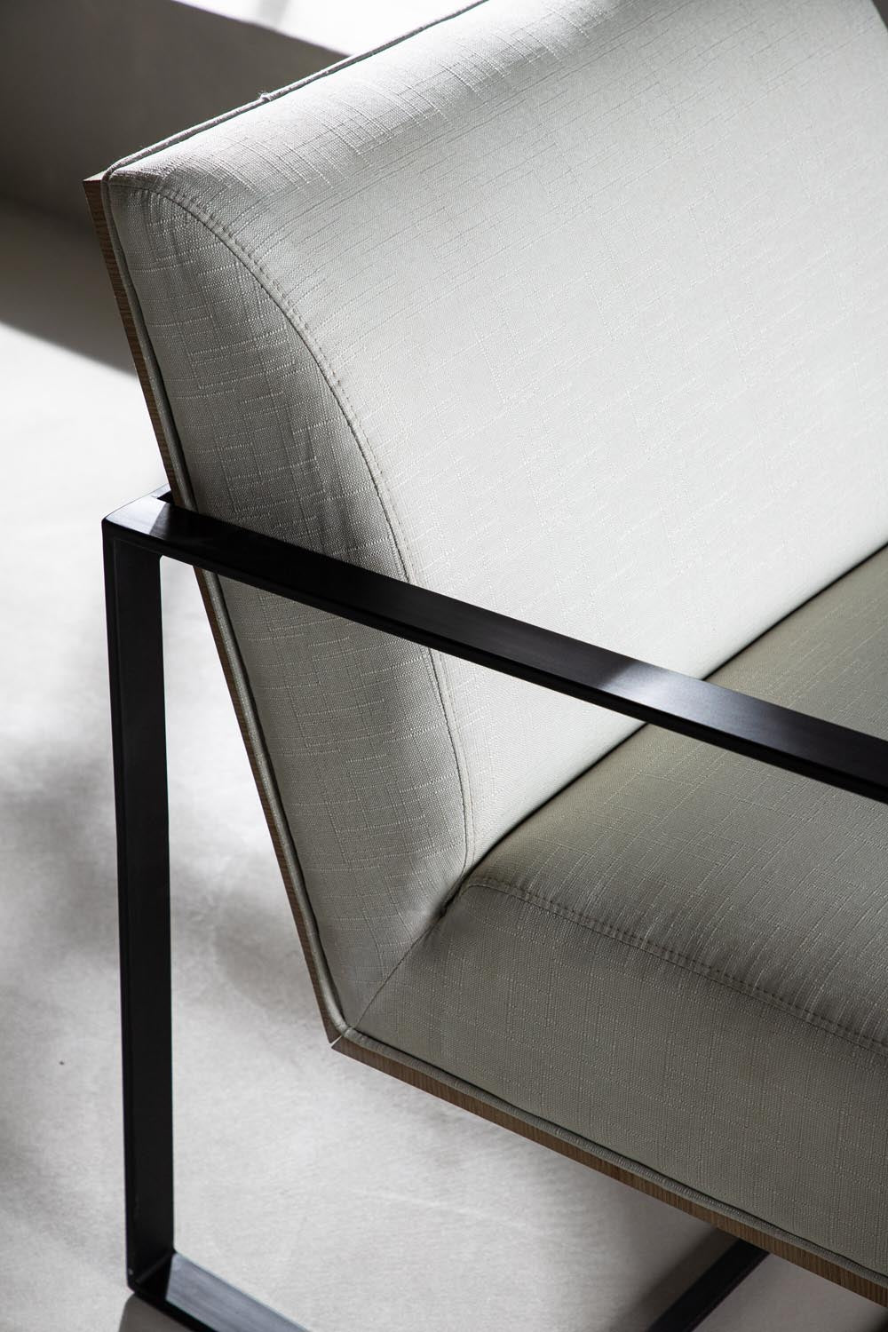 Kansas Sessel in Cremefarben präsentiert im Onlineshop von KAQTU Design AG. Sessel mit Armlehnen ist von Venture Home
