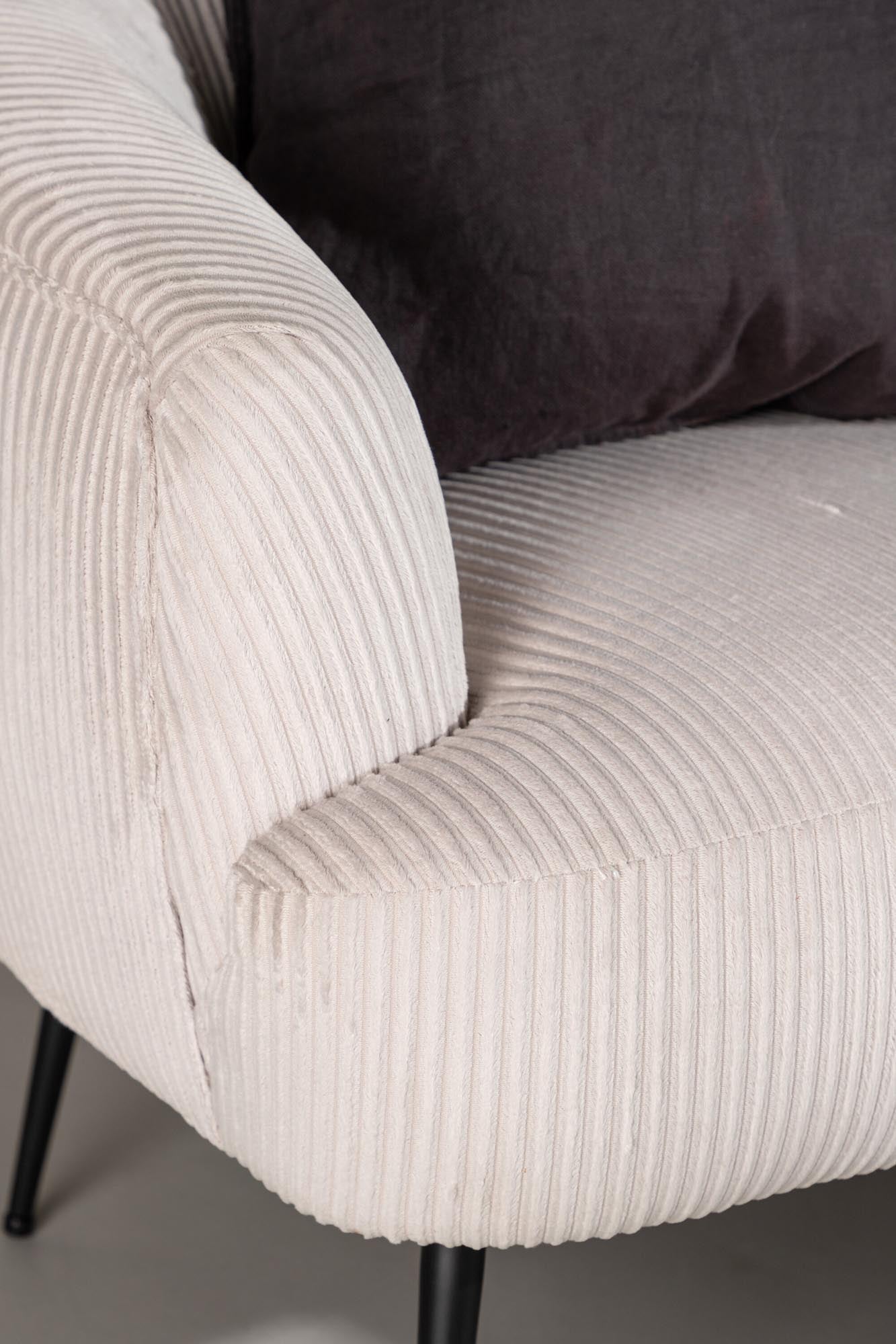 Entdecken Sie den Derry Sessel von Venture Home: stilvolles Design, strapazierfähiger Boulée-Stoff und optimaler Komfort für Ihr Zuhause.