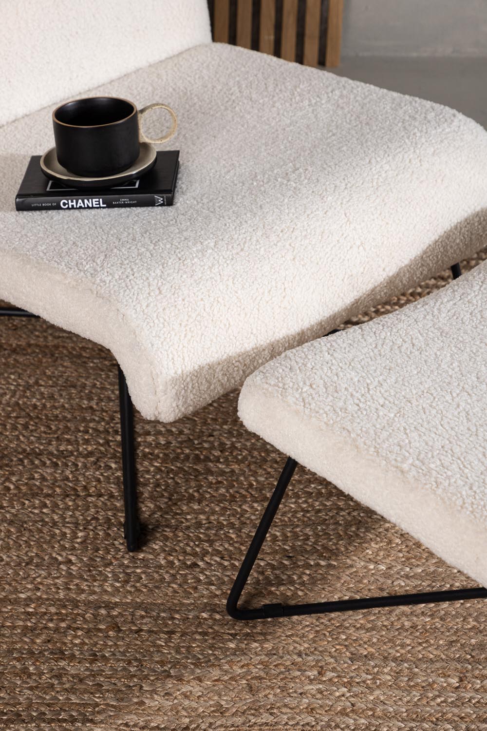 Laconia Sessel in Weiss präsentiert im Onlineshop von KAQTU Design AG. Sessel ist von Venture Home