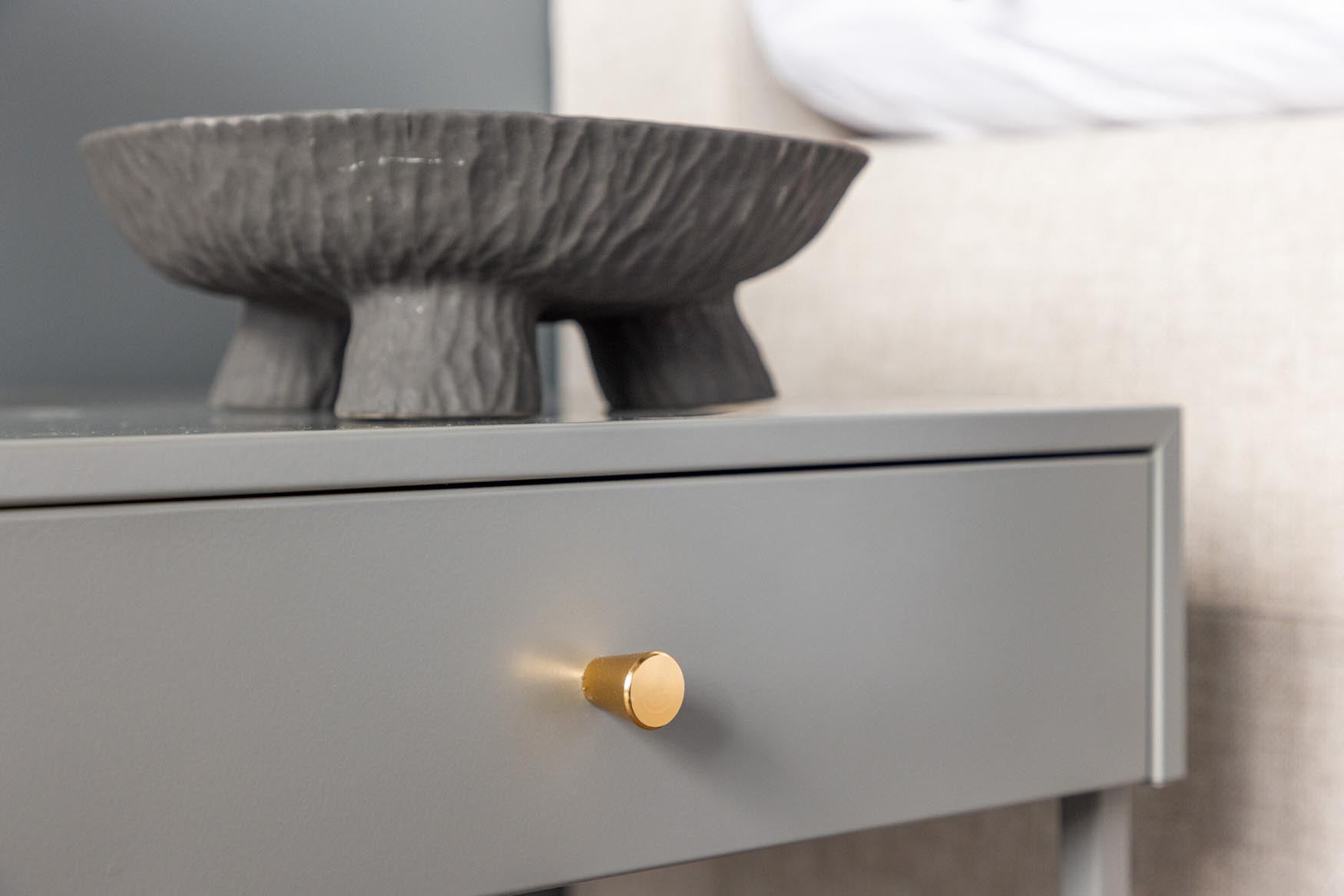 Eleganter Bakal Nachttisch von Venture Home für zeitlose Ästhetik.