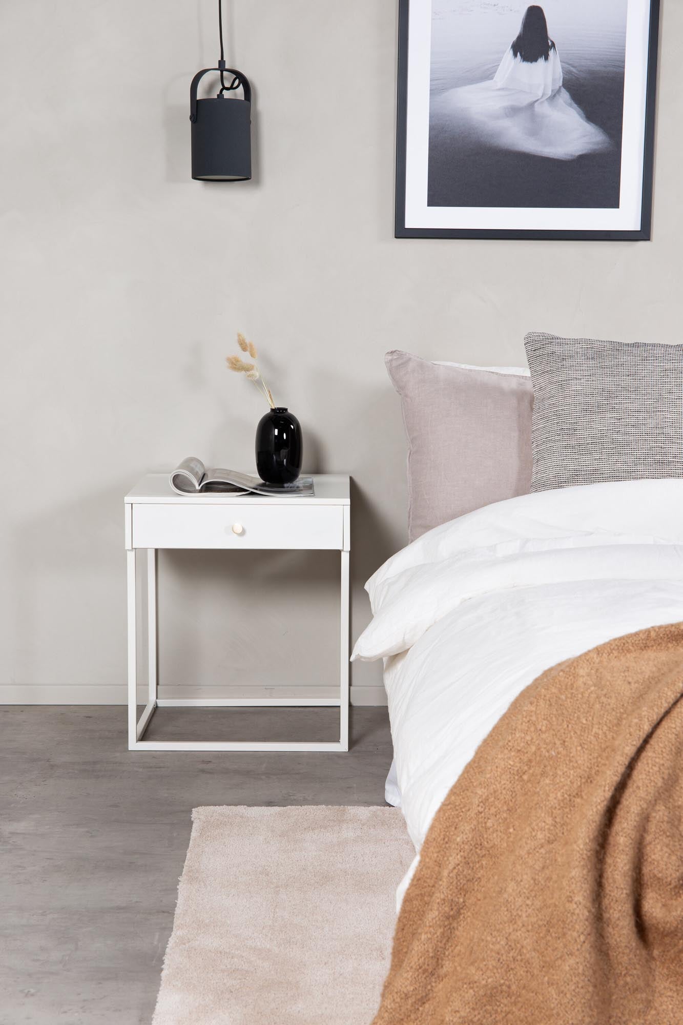 Eleganter Bakal Nachttisch von Venture Home für zeitlose Eleganz.