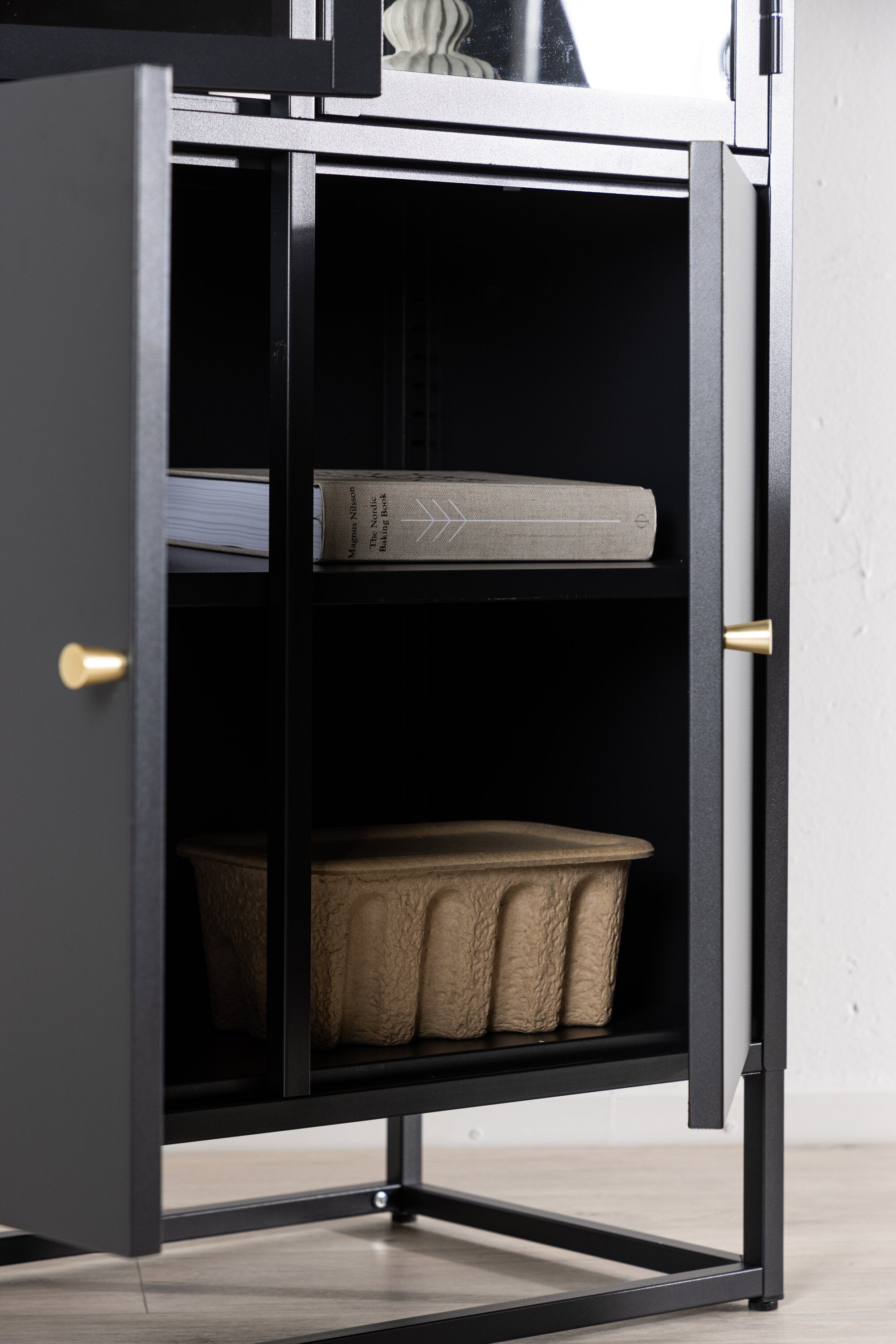 Will Kabinett in Schwarz präsentiert im Onlineshop von KAQTU Design AG. Cabinet ist von Venture Home