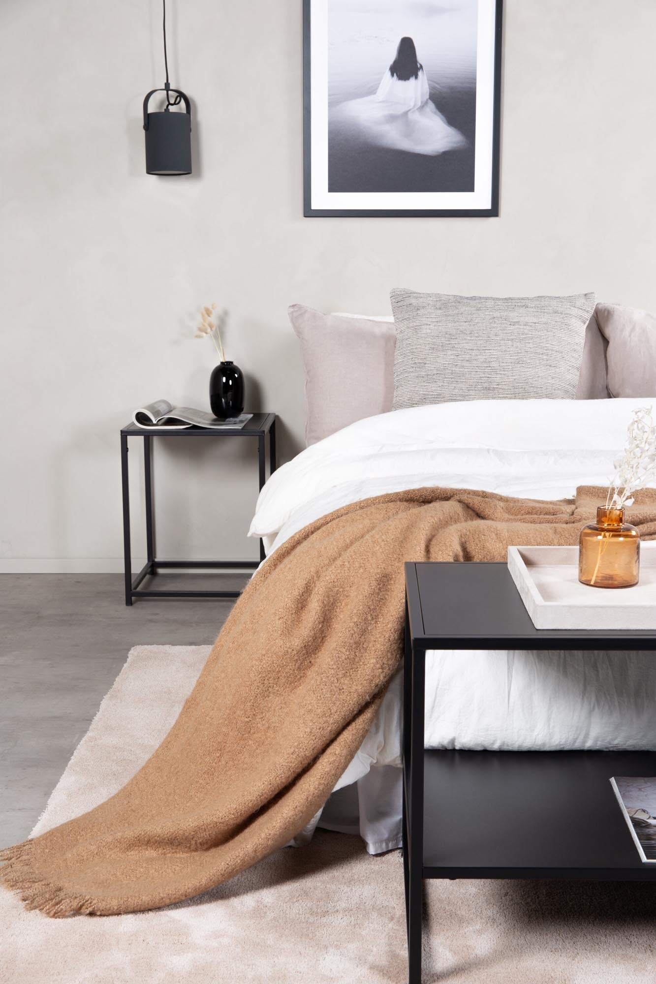 Entdecken Sie den Staal Beistelltisch von Venture Home: Eleganz, Stabilität und Funktionalität vereint in einem kompakten, modernen Möbelstück.