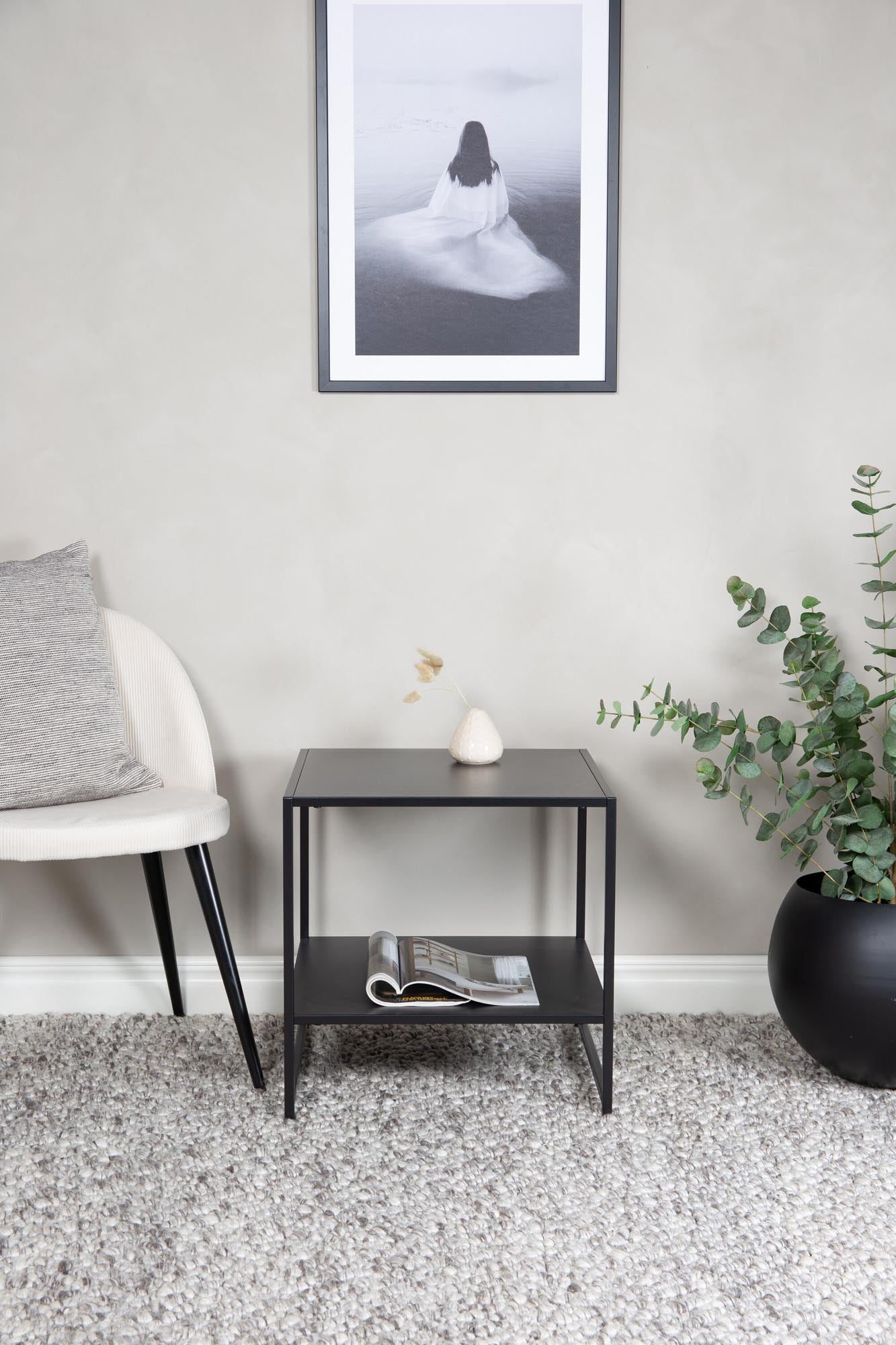 Entdecken Sie den Staal Beistelltisch von Venture Home – ein elegantes, minimalistisches Möbelstück aus robustem Stahl, ideal für jeden Raum.