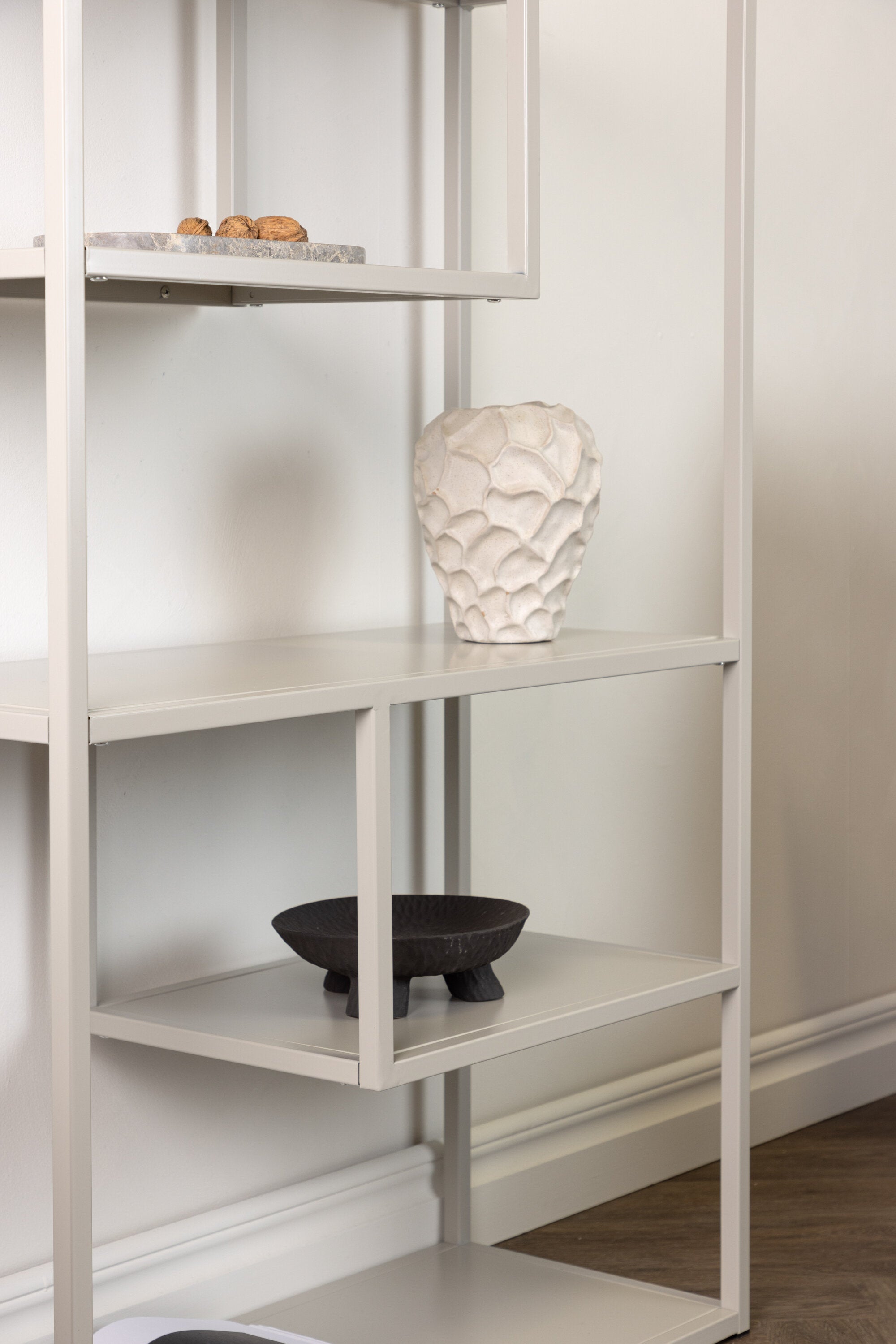 Staal Bücherregal in Beige präsentiert im Onlineshop von KAQTU Design AG. Bücherregal ist von Venture Home