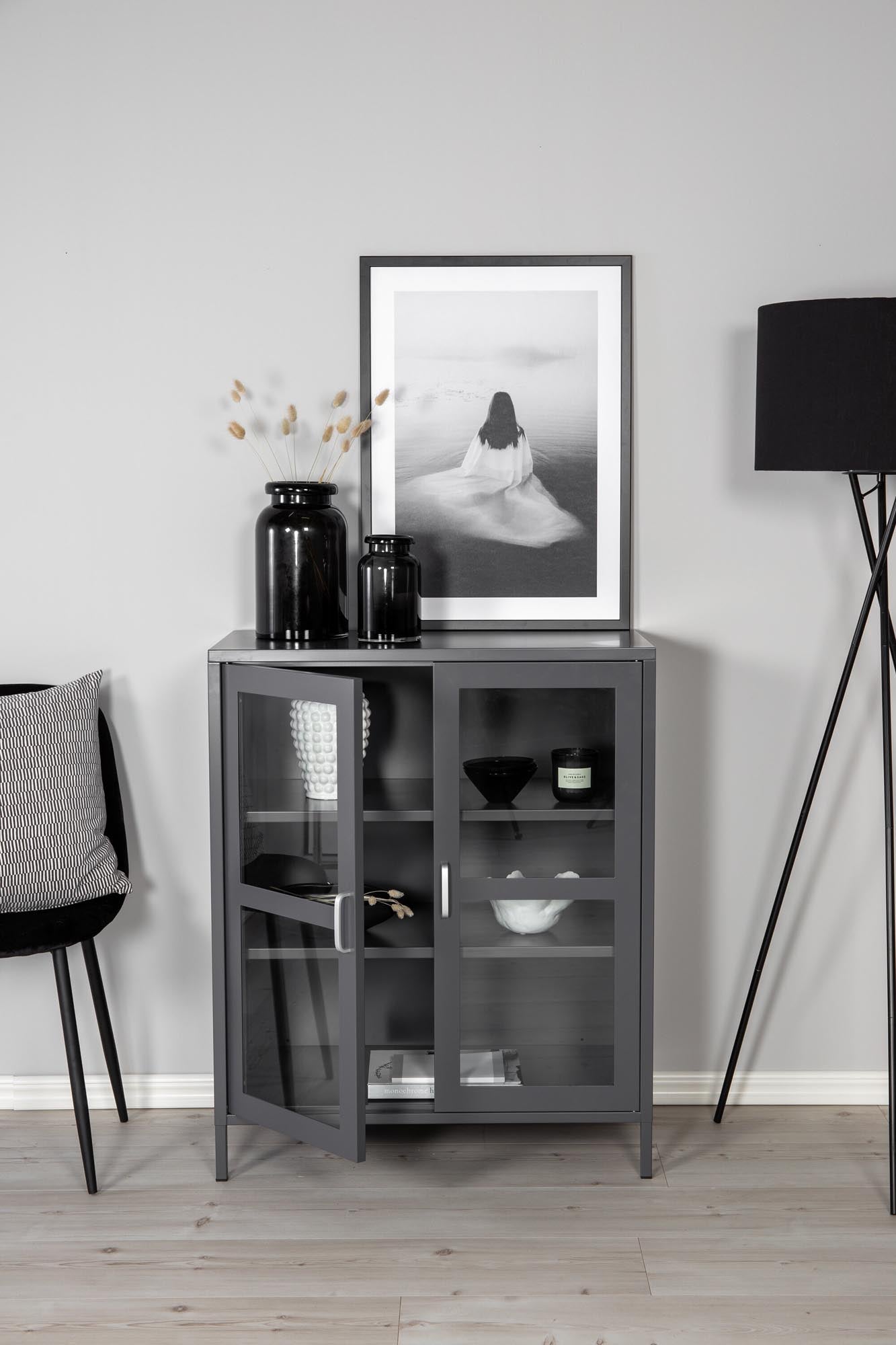 Modernes Acero Cabinet von Venture Home: Robuste Materialien, vielseitige Aufbewahrung und pflegeleichtes Design für Ihr Zuhause.