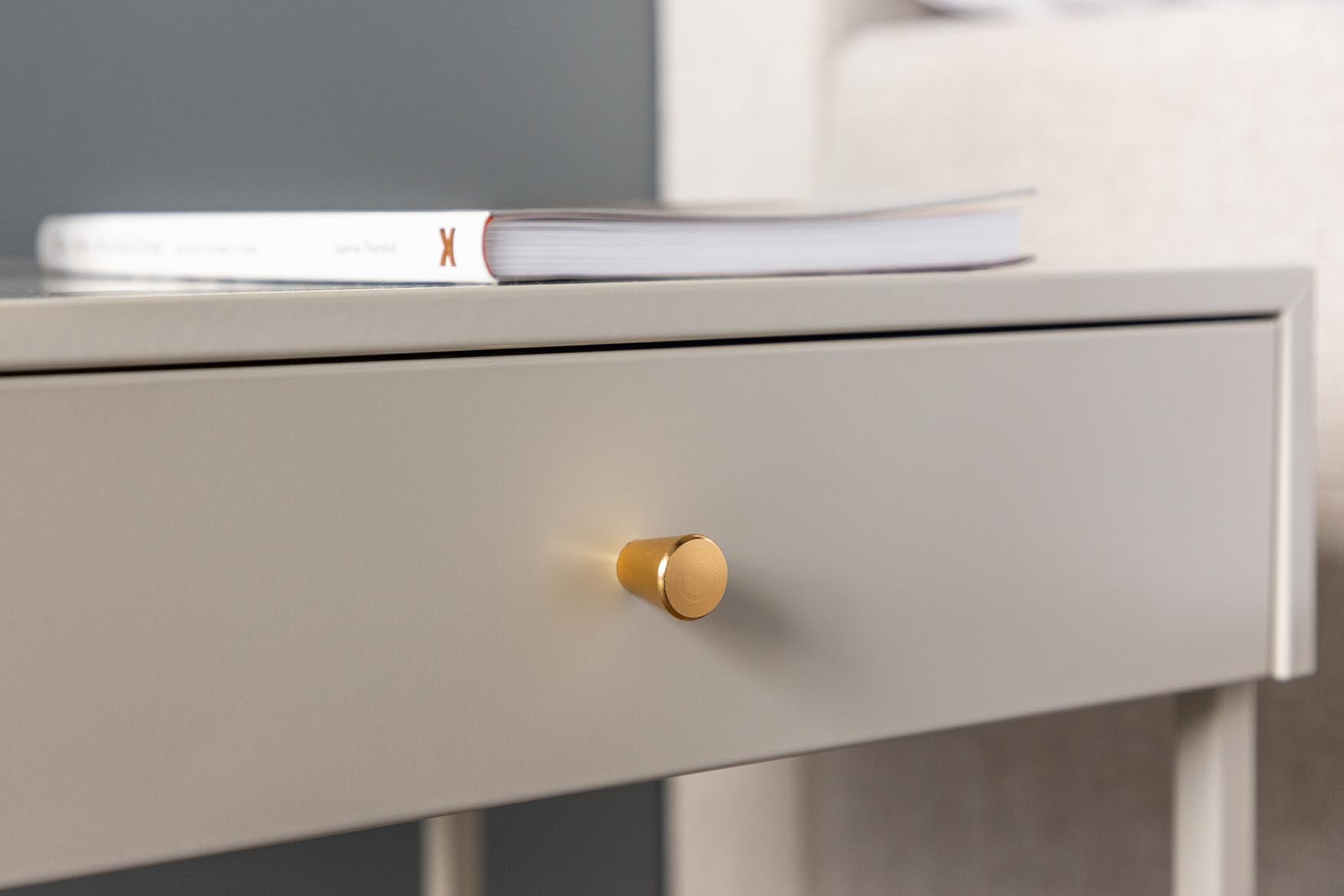 Bakal Nachttisch von Venture Home: Funktionalität trifft auf Design.