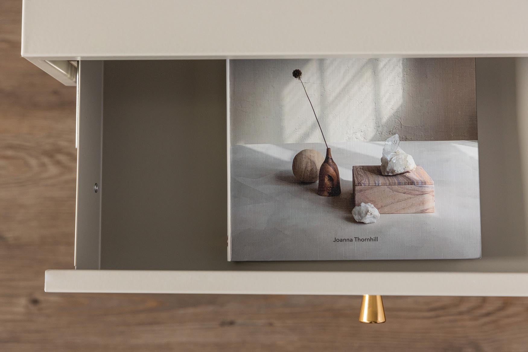 Eleganter Bakal Nachttisch von Venture Home für zeitlose Ästhetik.