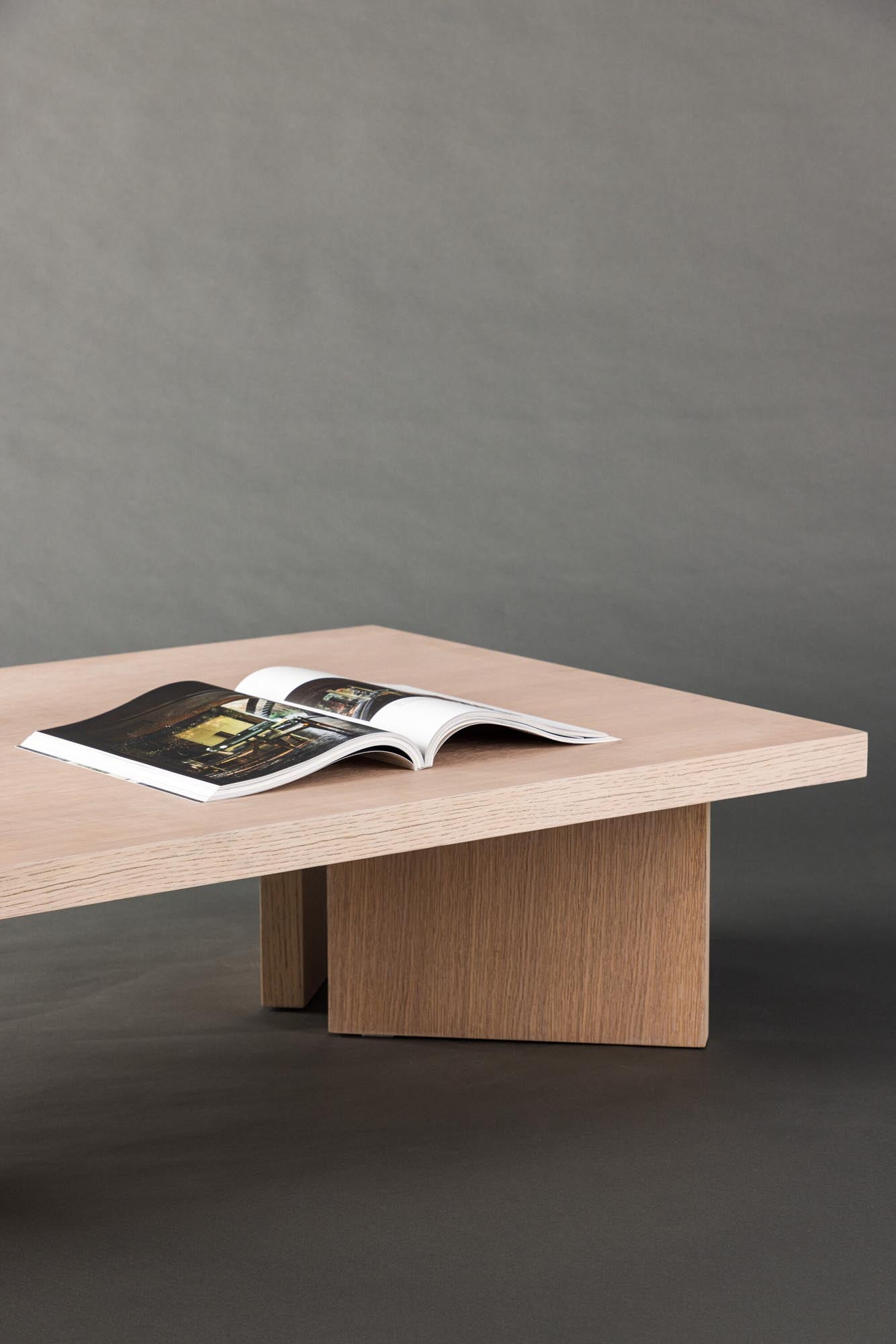 Erleben Sie den Bassholmen Coffee Tisch von Vind: Ein eleganter, langlebiger Tisch aus weißem MDF, der Funktionalität und modernes Design vereint.