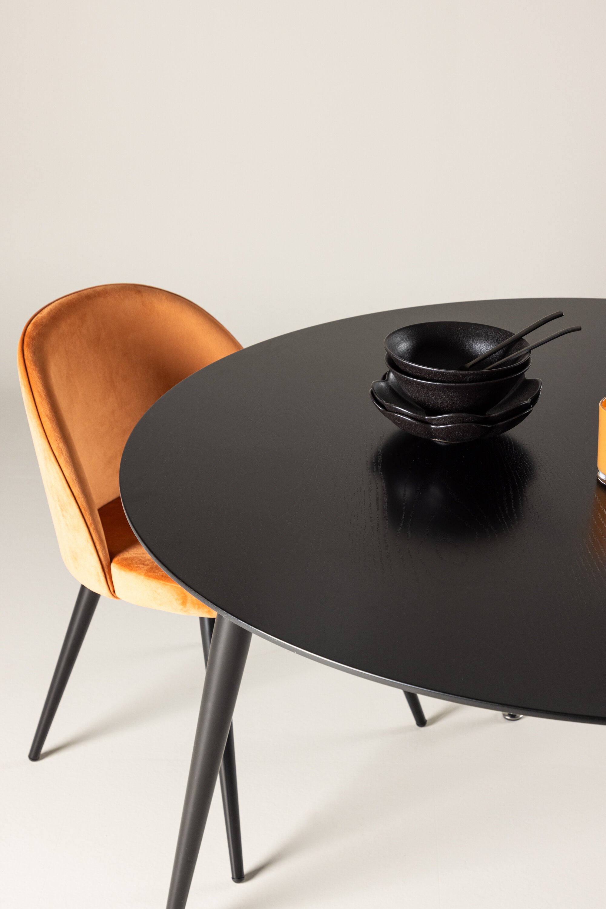 Dipp Esstisch in Schwarz präsentiert im Onlineshop von KAQTU Design AG. Esstisch ist von Venture Home
