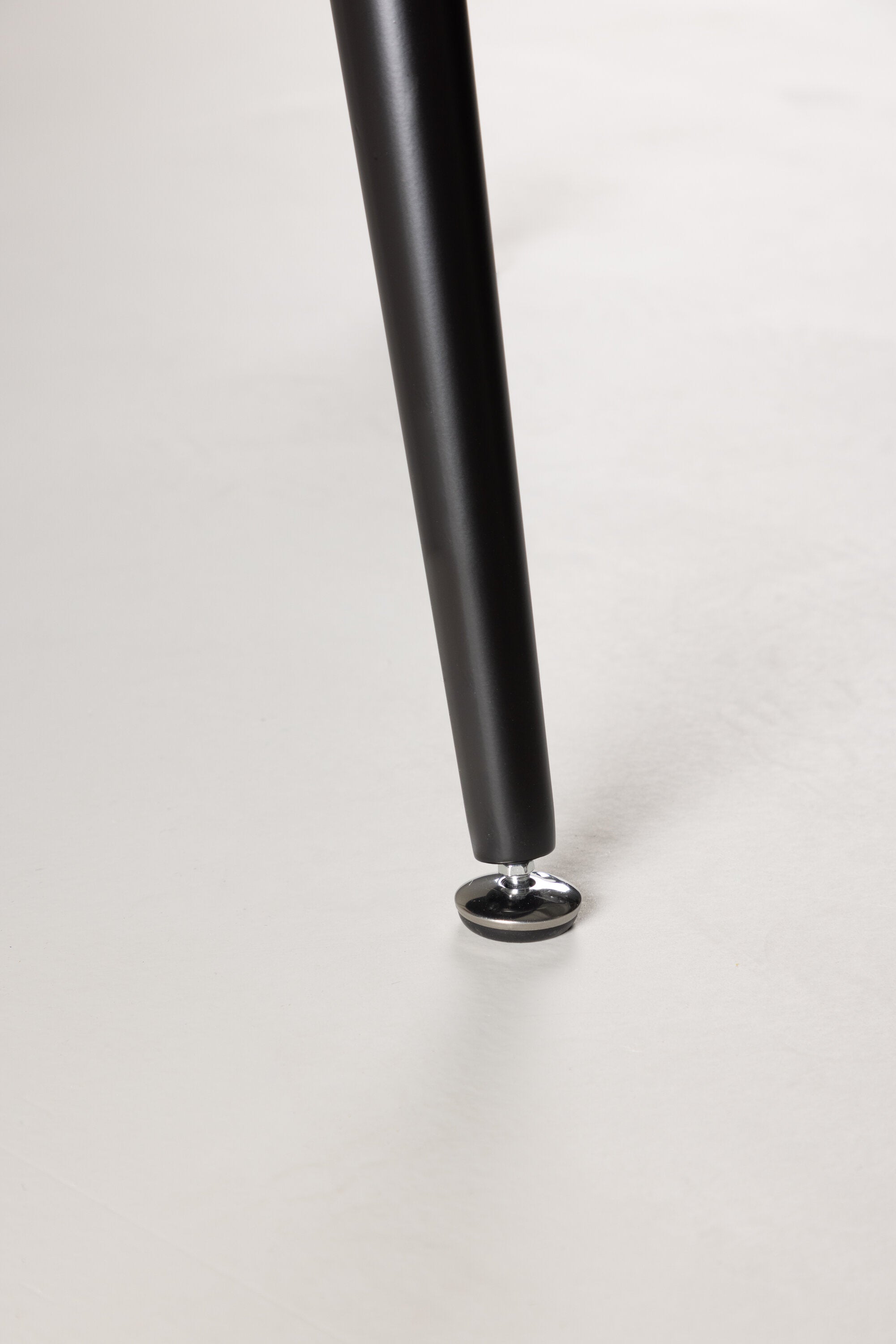 Dipp Esstisch in Schwarz präsentiert im Onlineshop von KAQTU Design AG. Esstisch ist von Venture Home