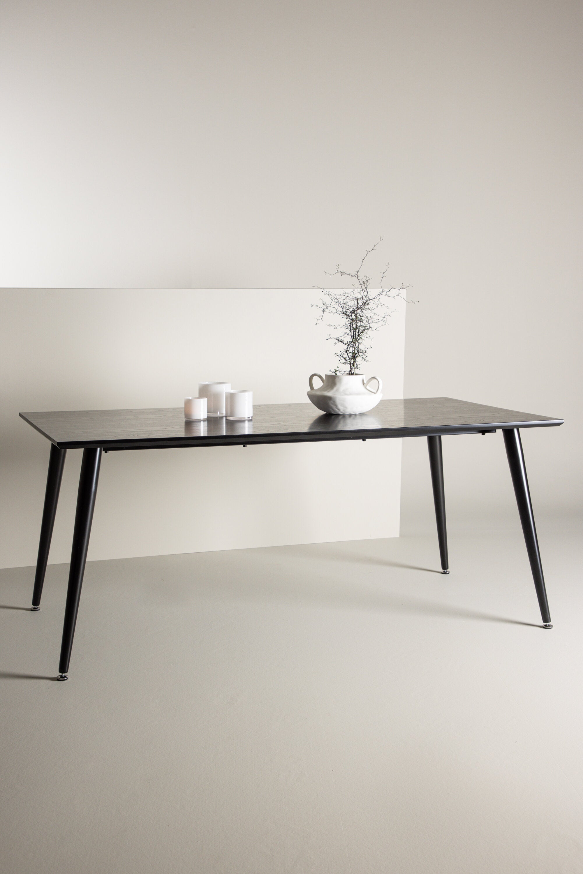 Dipp Esstisch in Schwarz präsentiert im Onlineshop von KAQTU Design AG. Esstisch ist von Venture Home