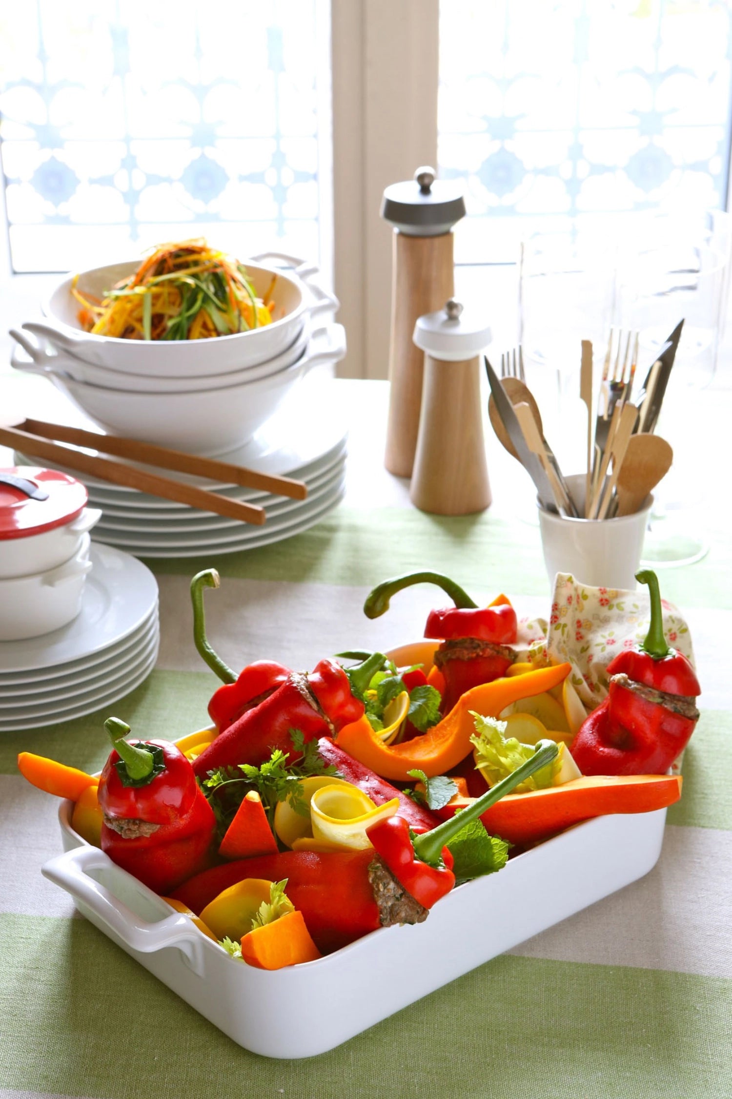 Die stilvolle Revol Auflaufform (30x21.5x6.5cm) aus robustem Porzellan ist hitzebeständig, spülmaschinenfest und perfekt für kreative Kochabende.