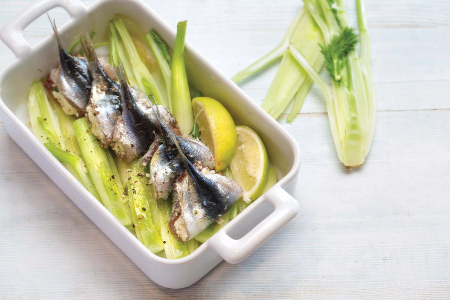 Die stilvolle, rechteckige Auflaufform von Revol (34x25x6,5 cm) aus hochwertigem Porzellan ist ideal für köstliche Aufläufe und Desserts.