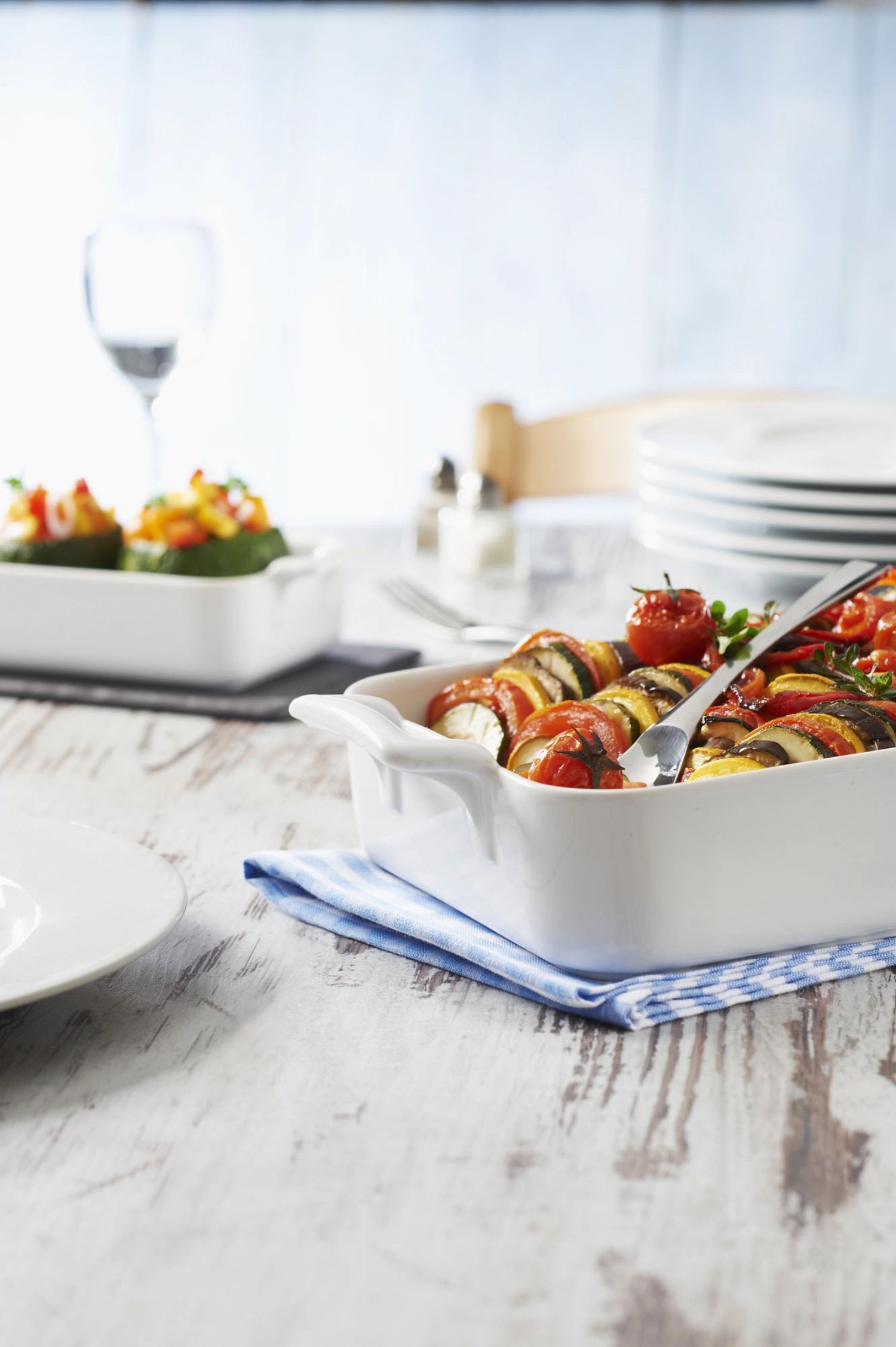 Die elegante, rechteckige Auflaufform von Revol (26 cm) in strahlendem Weiss ist perfekt für kreative Kochabenteuer und stilvolle Tischdekoration.