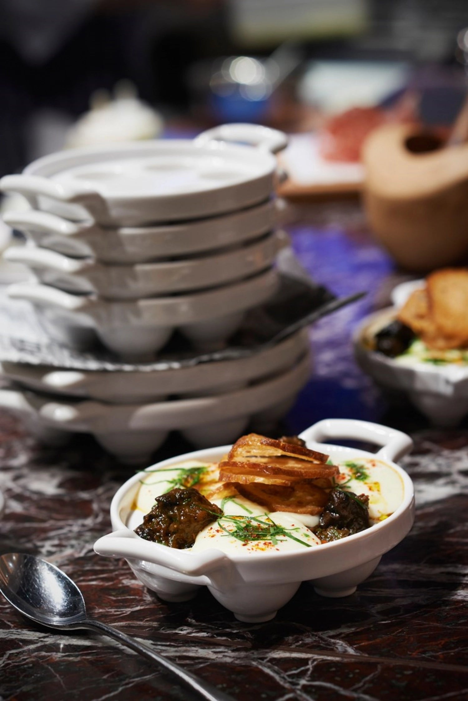 Elegante ovale Schneckenpfanne in Weiß mit 6 Vertiefungen, perfekt für die Zubereitung von Schnecken und anderen Delikatessen, hergestellt von Revol.