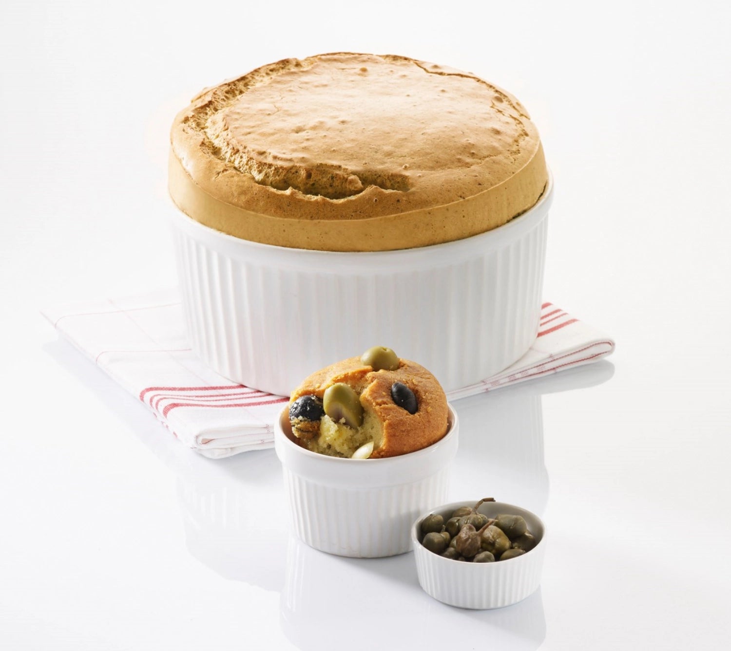 Kompakte Souffléform in strahlendem Weiß, Ø 8.2 cm, ideal für feine Desserts und vielseitige Kochanwendungen.