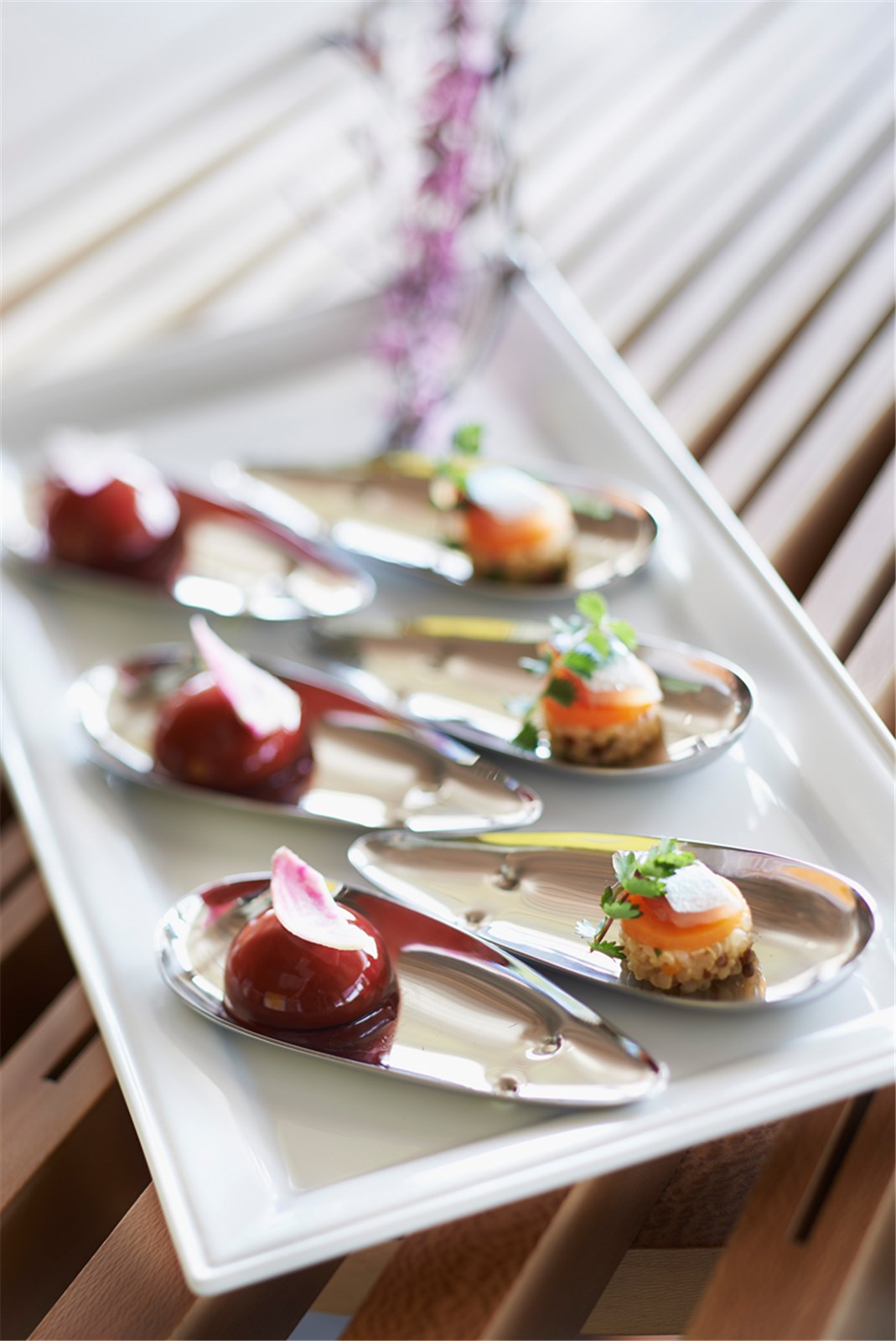 Elegante, weisse Porzellanplatte von Revol, 26x13x2 cm, ideal für Vorspeisen, Hauptgerichte und Desserts. Spülmaschinen- und ofenfest.