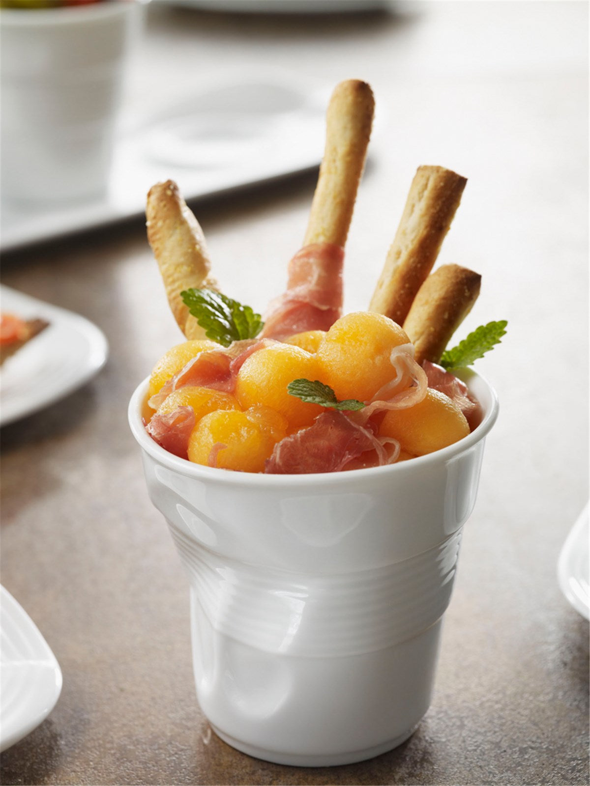 Stilvoller 18 cl Cappuccino-Becher aus edlem Porzellan mit markanter Knitteroptik, ideal für genussvolle Kaffeepausen.