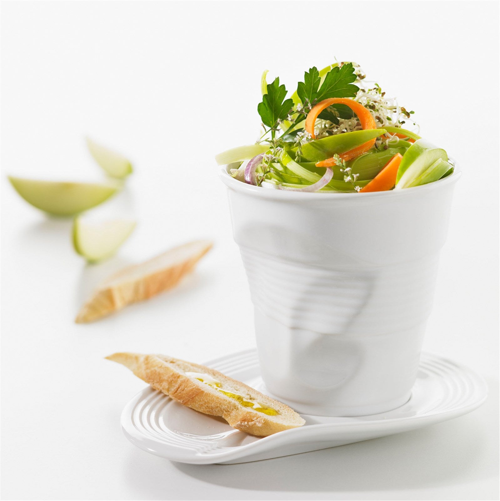 Eleganter 18 cl Cappuccino-Becher aus hochwertigem Porzellan mit einzigartiger Knitteroptik, perfekt für stilvolle Kaffeegenüsse.