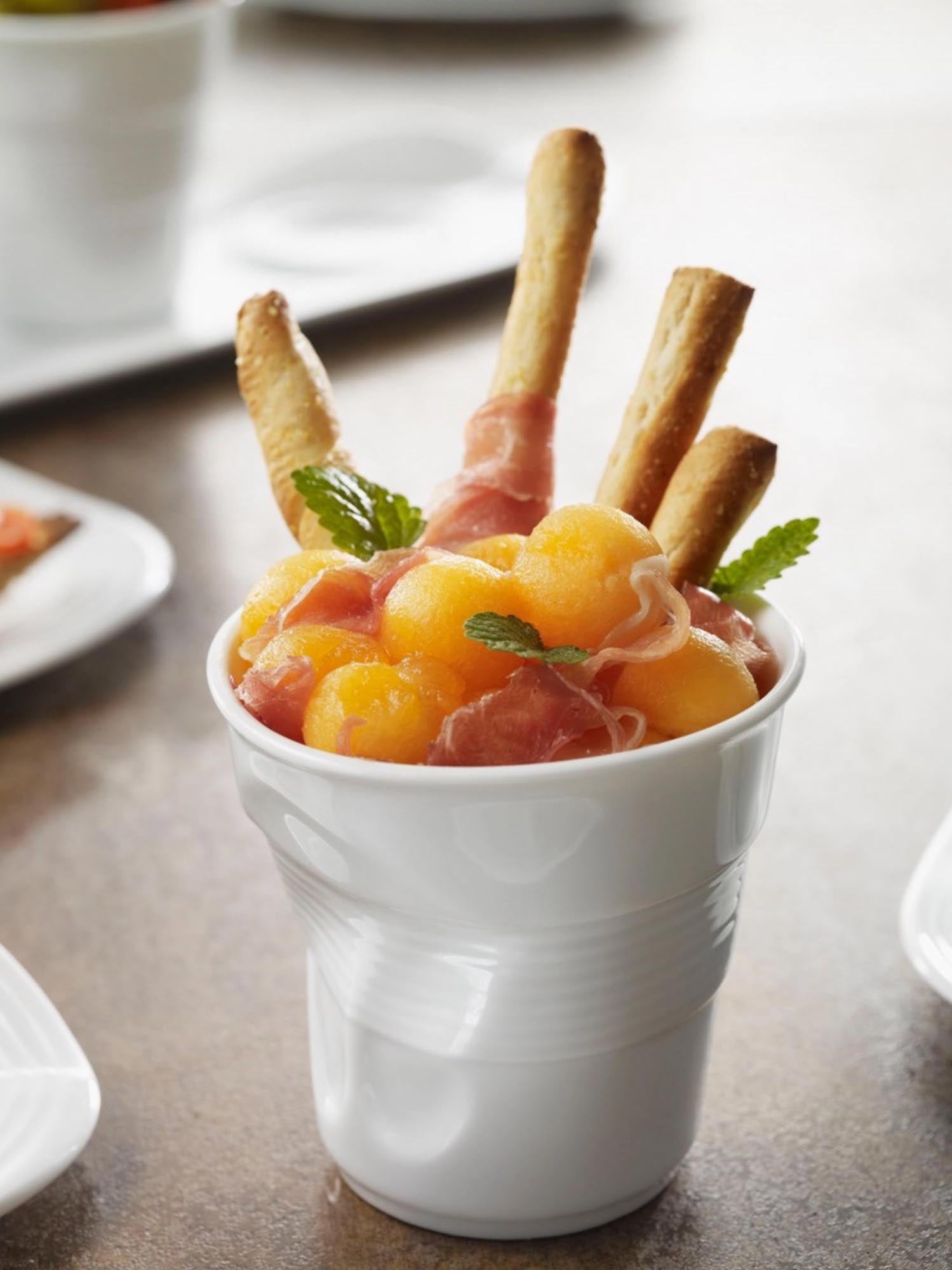 Eleganter 18 cl Cappuccino-Becher aus hochwertigem Porzellan mit einzigartiger Knitteroptik, perfekt für stilvolle Kaffeepausen.