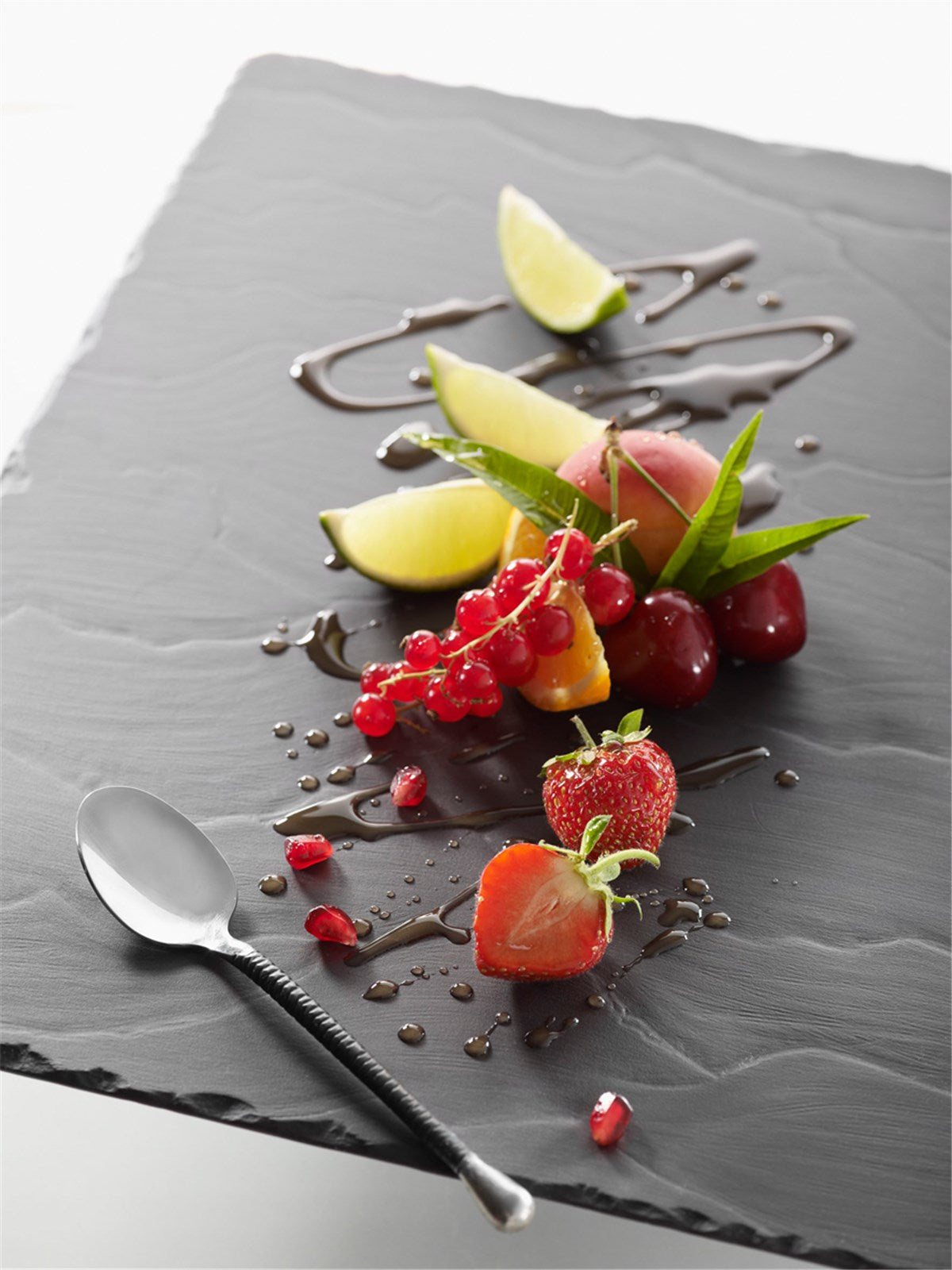 Revols rechteckiges Tablett (40x30 cm) im modernen Schiefer-Stil: vielseitig einsetzbar, robust, spülmaschinenfest und ideal für stilvolle Anlässe.