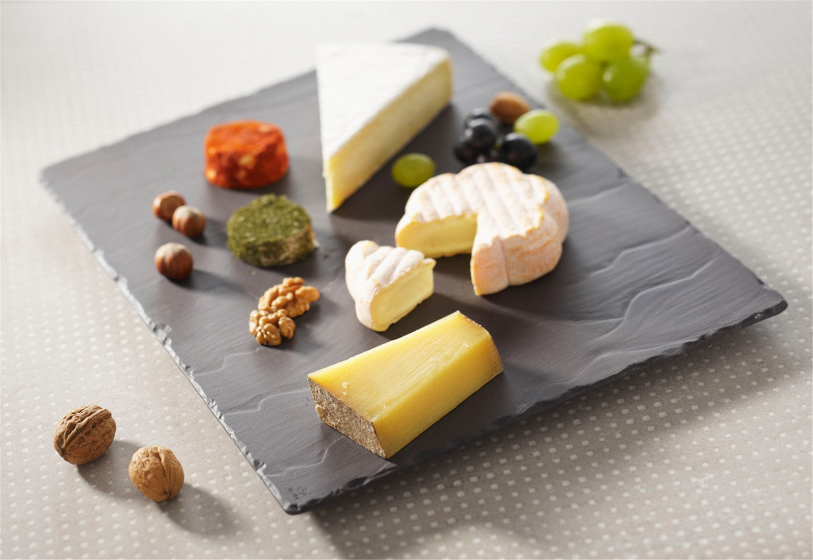 Elegantes Revol Tablett 40x30cm, Porzellan im Schiefer-Stil, robust, pflegeleicht, ideal für stilvolle Präsentationen.