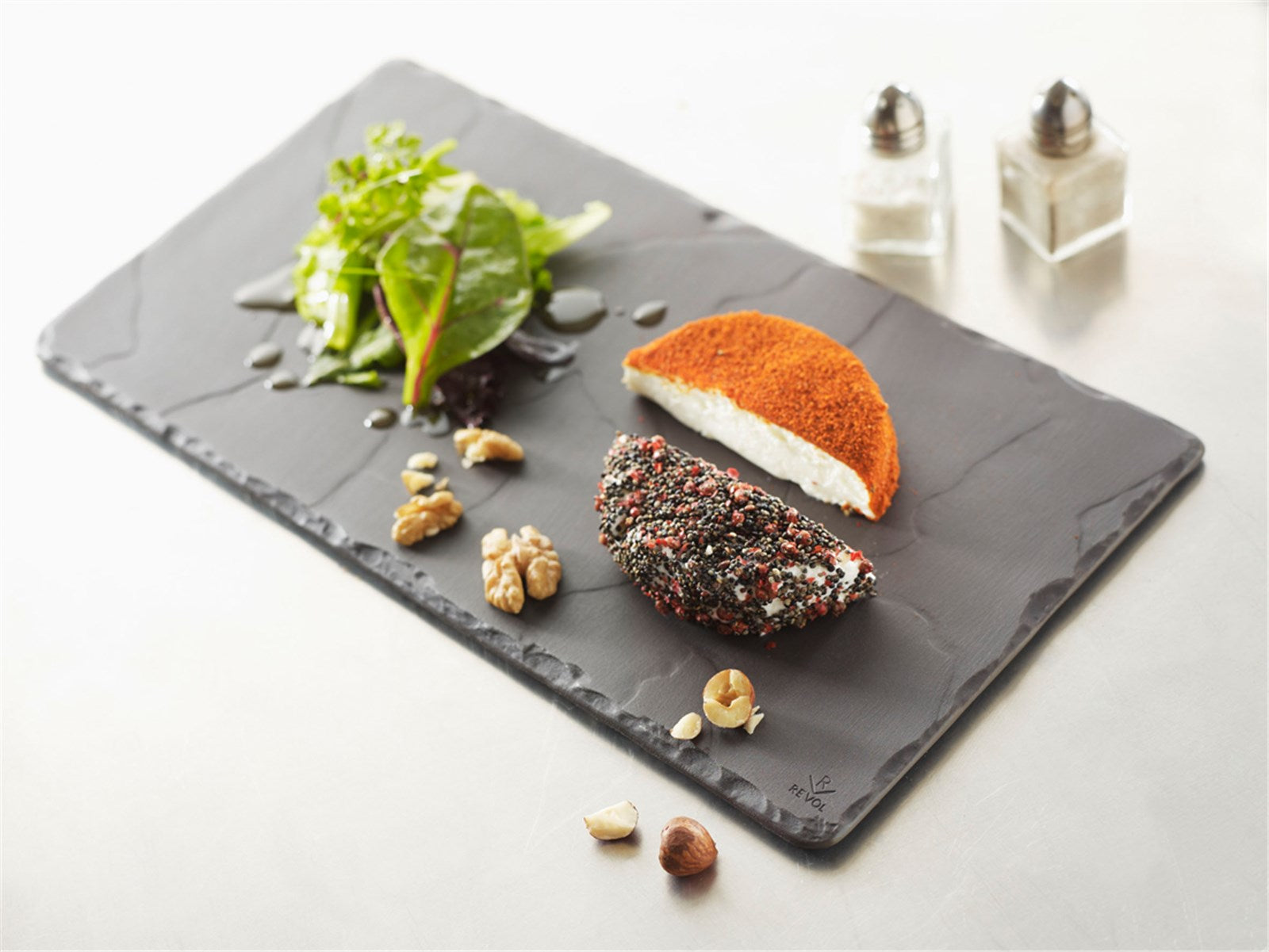 Revols rechteckiger Teller im Schiefer-Stil (30x16 cm) vereint modernes Design mit Funktionalität – perfekt für stilvolle Servierungen und Events.