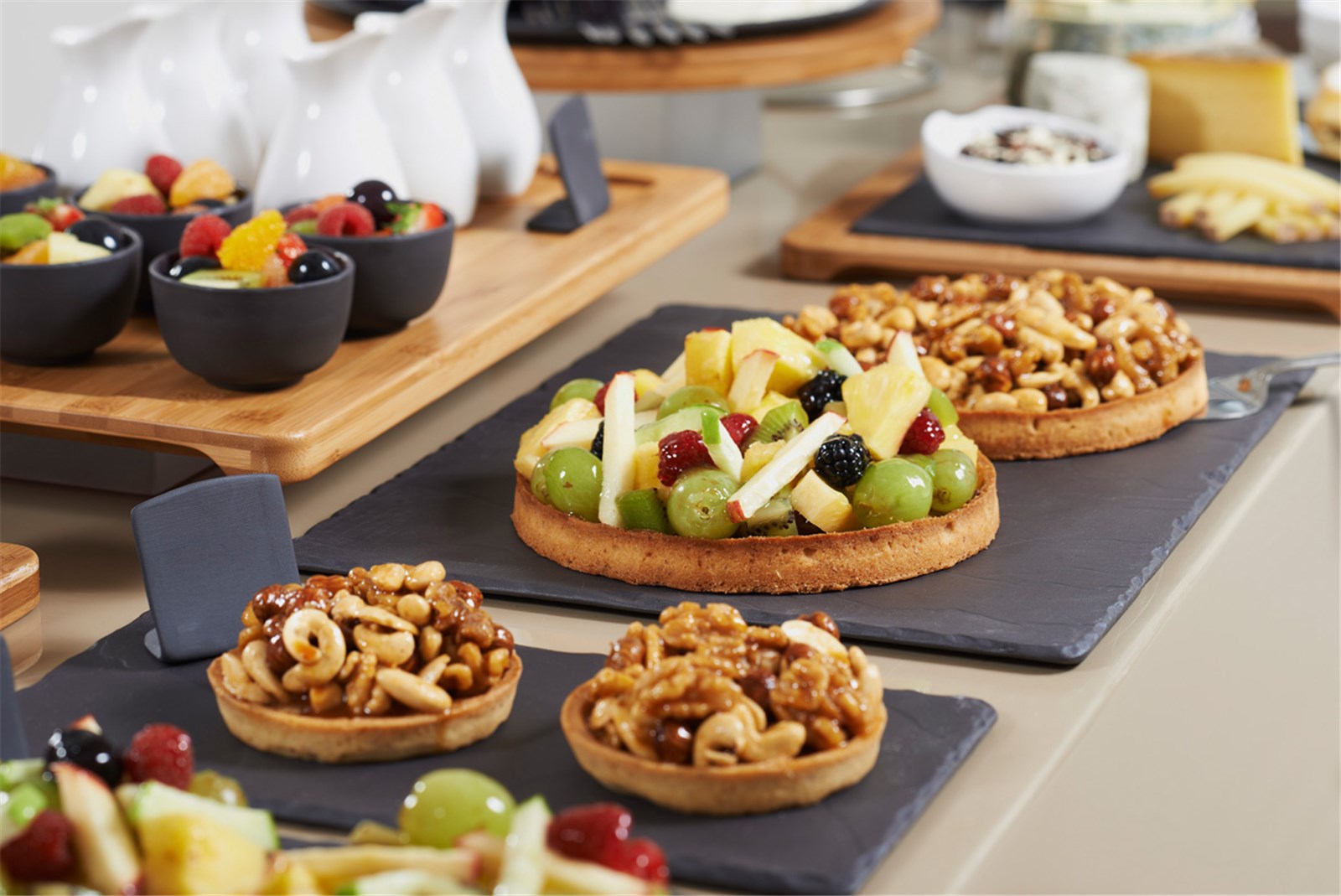 Entdecken Sie den eleganten rechteckigen Teller (30x16 cm) im Schiefer-Look von Revol. Ideal für stilvolle Anlässe, robust und pflegeleicht.