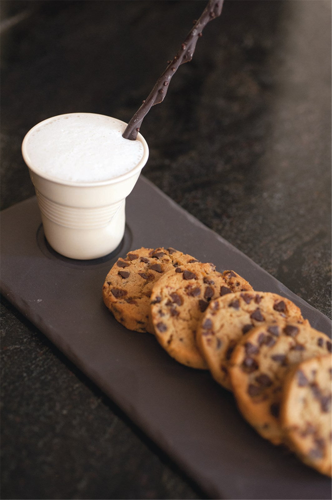 Elegantes Tablett im Schiefer-Stil von Revol mit Tassenvertiefung. Ideal für stilvolles Servieren von Getränken im Alltag.