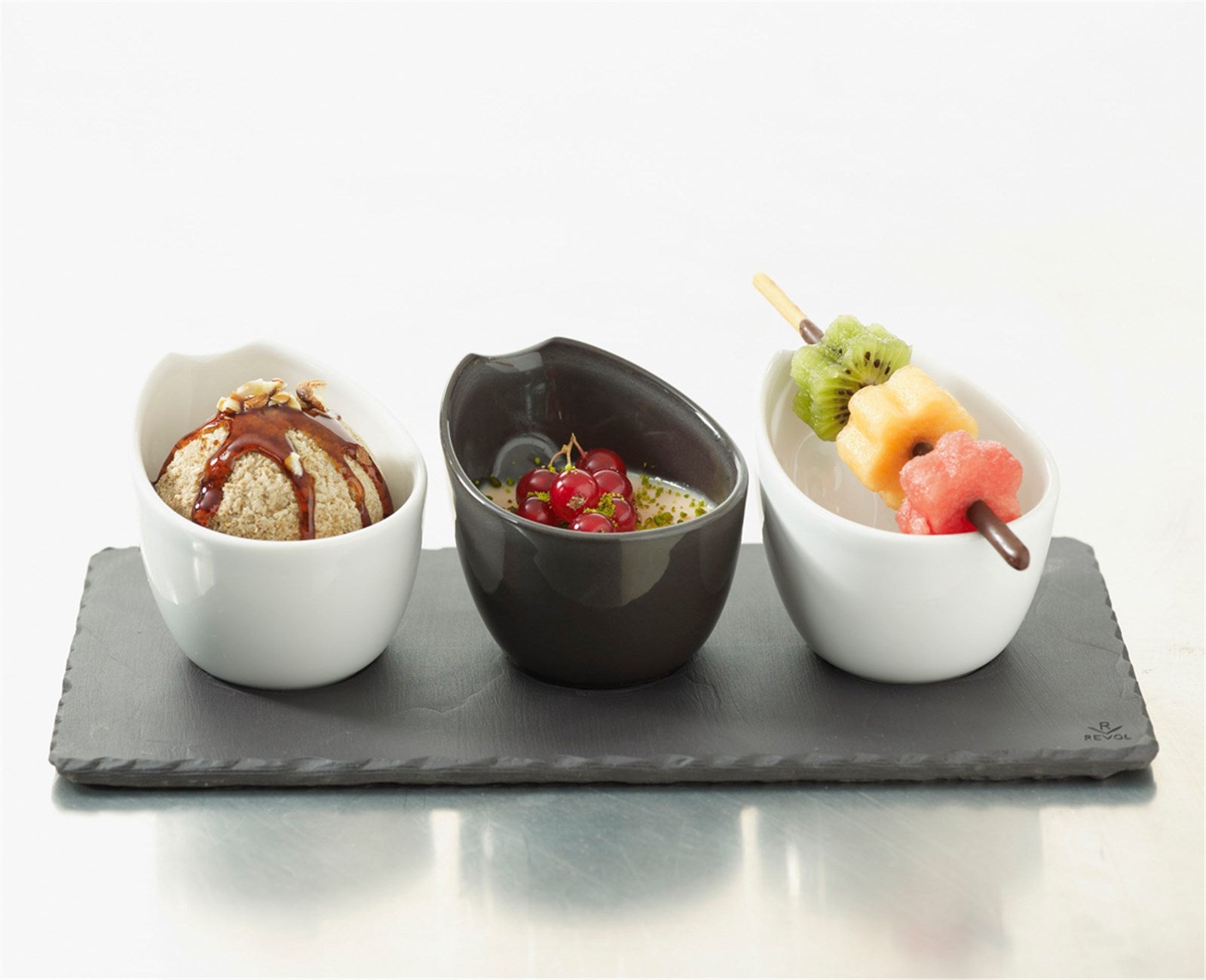 Stilvolles Tablett im Schiefer-Stil von Revol mit 3 Vertiefungen – ideal für Snacks, Dips und Desserts. Perfekt für jeden Anlass!