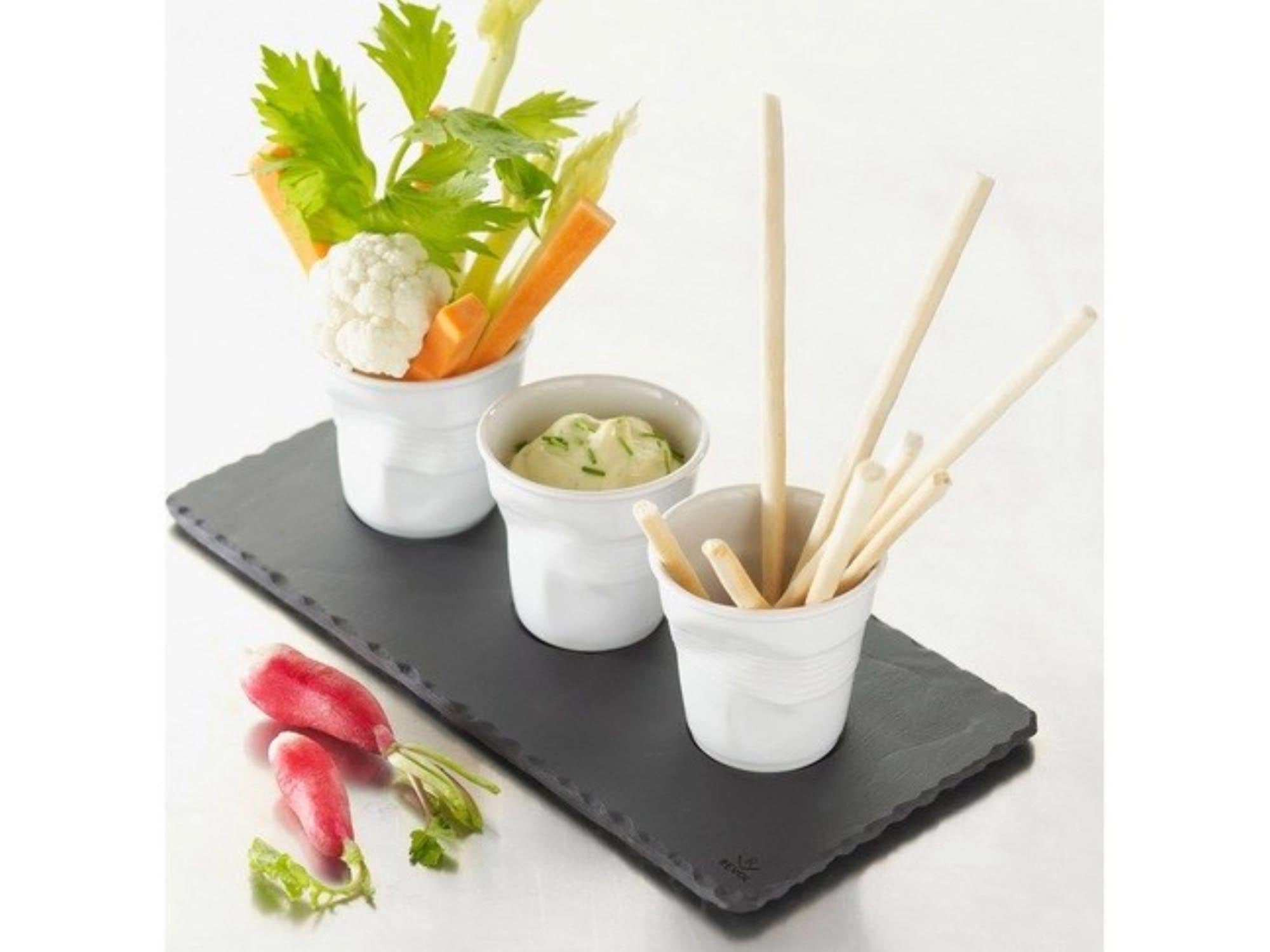 Stilvolles Tablett im Schiefer-Stil von Revol mit 3 Vertiefungen – ideal für Snacks, Dips und Desserts. Perfekt für jeden Anlass!