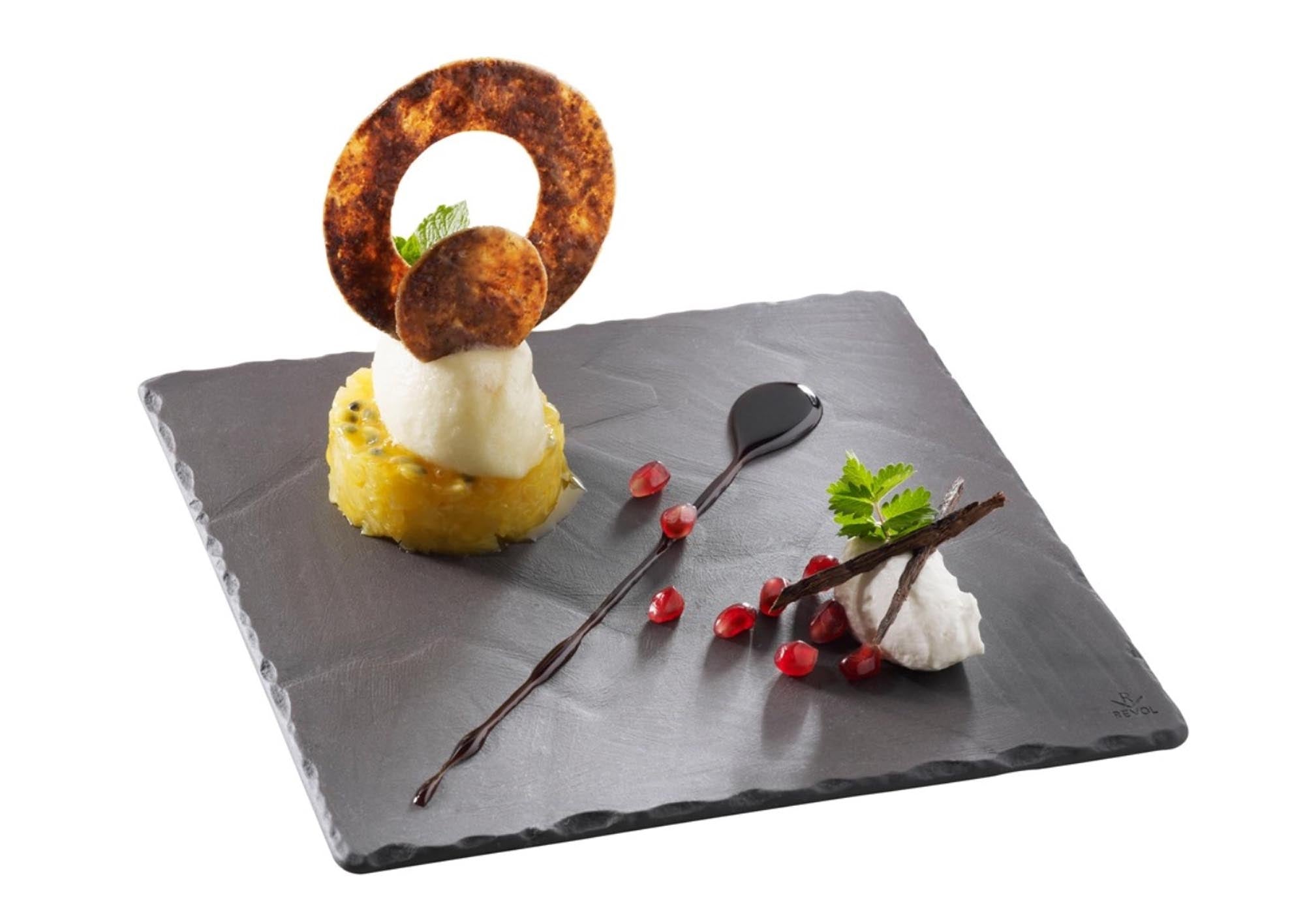 Genießen Sie den eleganten quadratischen Teller (20 cm) im Schiefer-Stil von Revol. Ideal für ansprechende Präsentationen und einfach zu reinigen.
