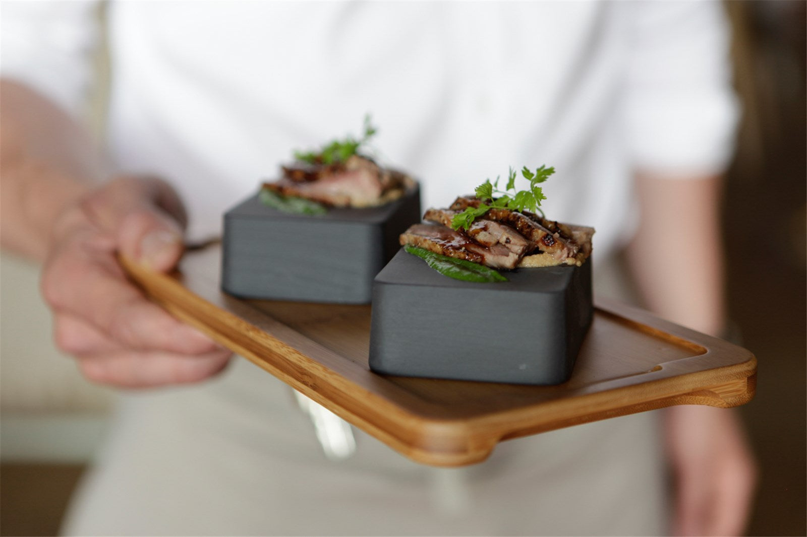 Praktisches Bambus-Tablett von Revol, 34x20x2 cm, perfekt für Steak und Beilagen. Robust, elegant und umweltfreundlich.