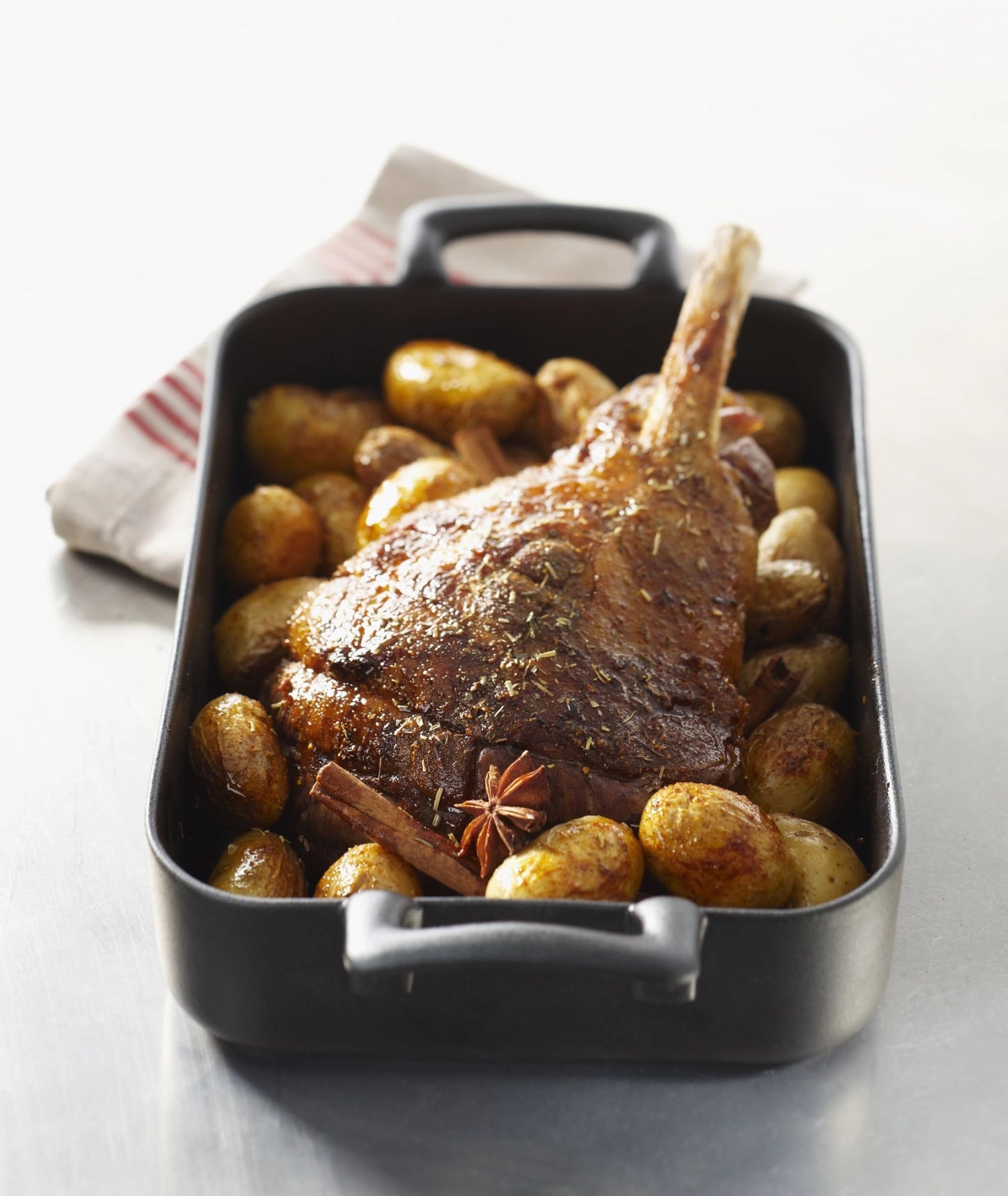 Entdecken Sie die elegante 26 cm Auflaufform von Revol in Gusseisen-Optik. Ideal für köstliche Gerichte, spülmaschinenfest und ein echter Blickfang!