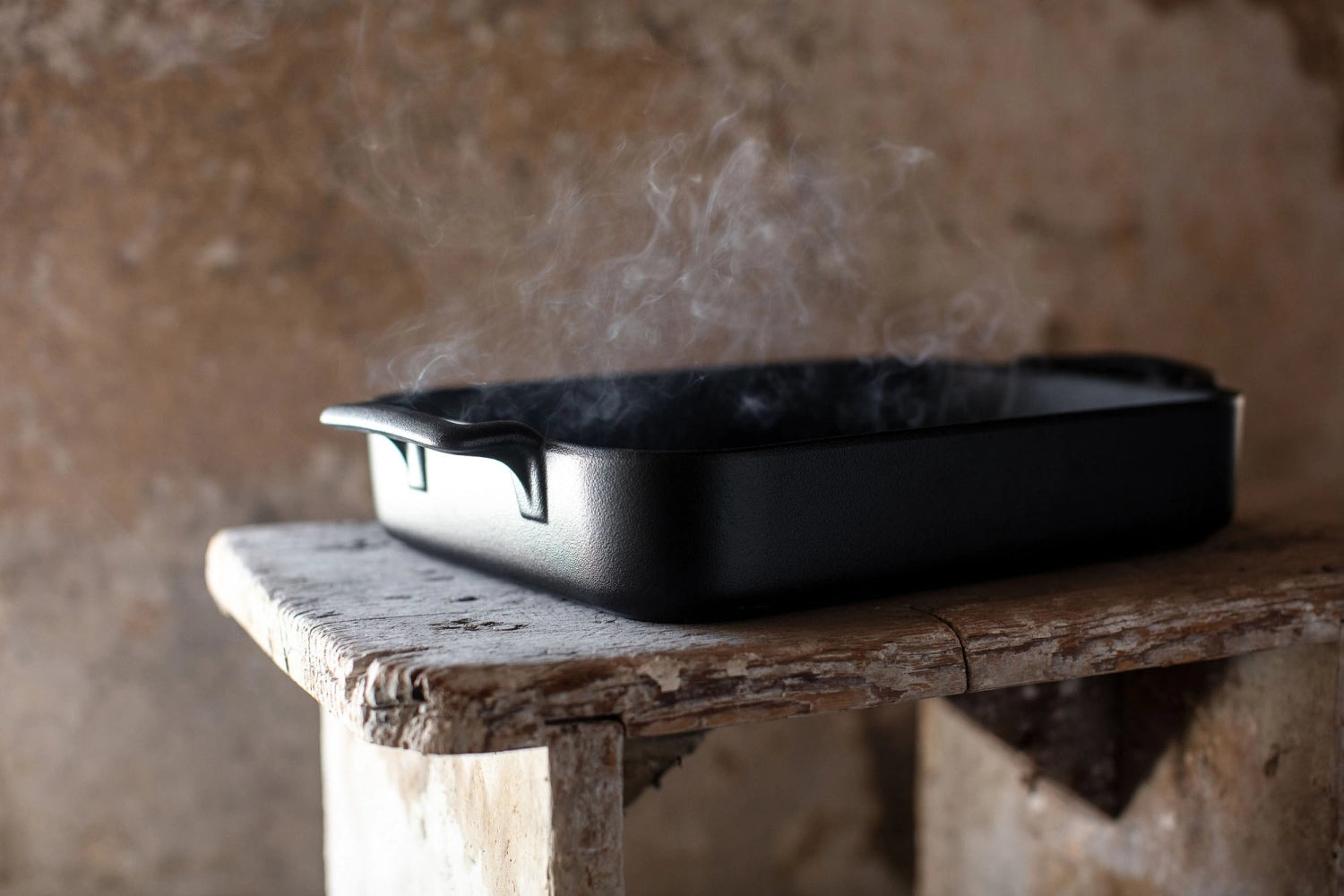 Entdecken Sie die stilvolle 30 cm Auflaufform von Revol in edler Gusseisen-Optik. Ideal für köstliche Gerichte und ansprechende Tischdekoration.