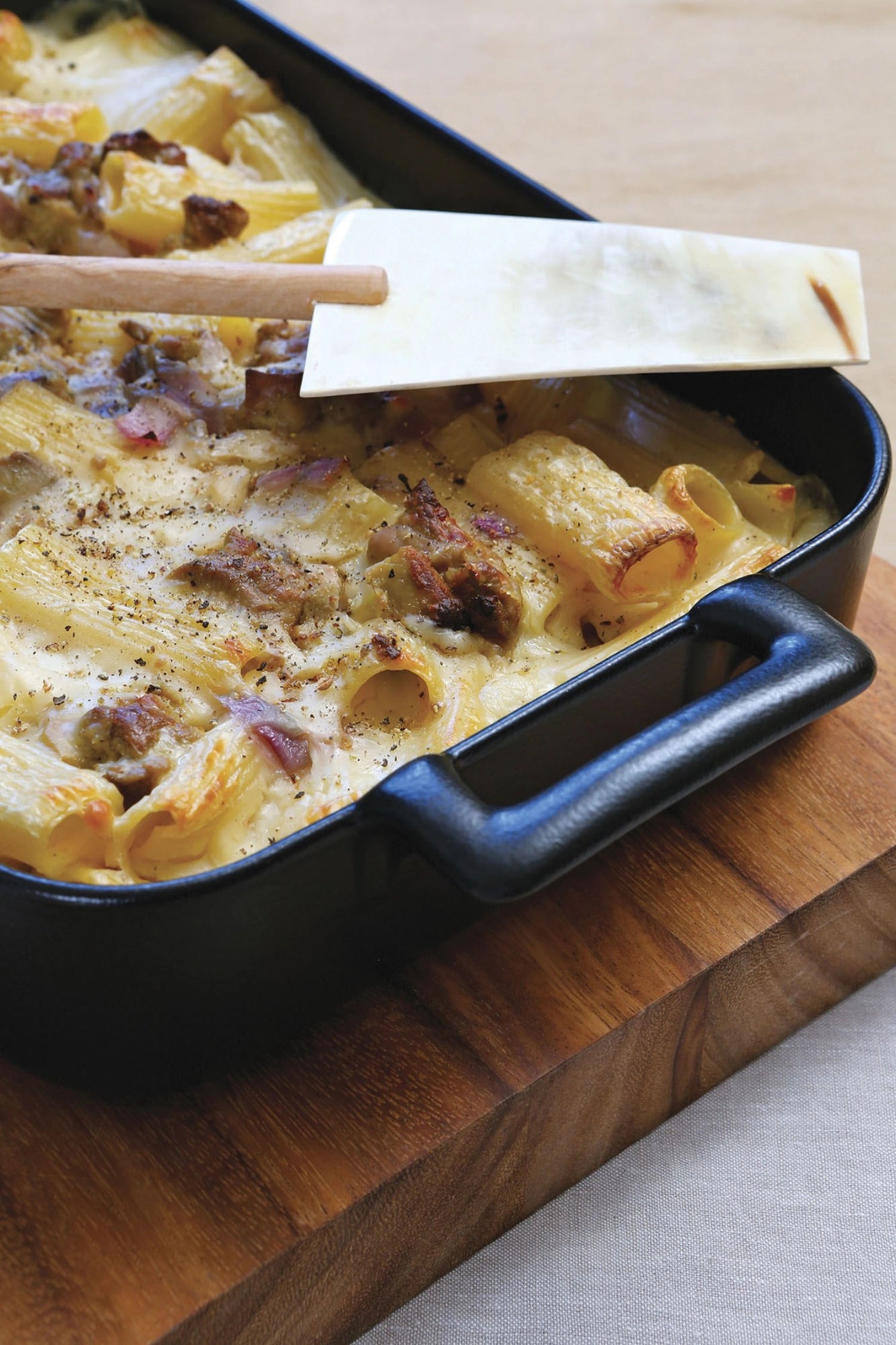 Die stilvolle Revol Auflaufform (34x25x6.5cm) aus hochwertigem Porzellan vereint Funktionalität und Eleganz für perfekte Gerichte.