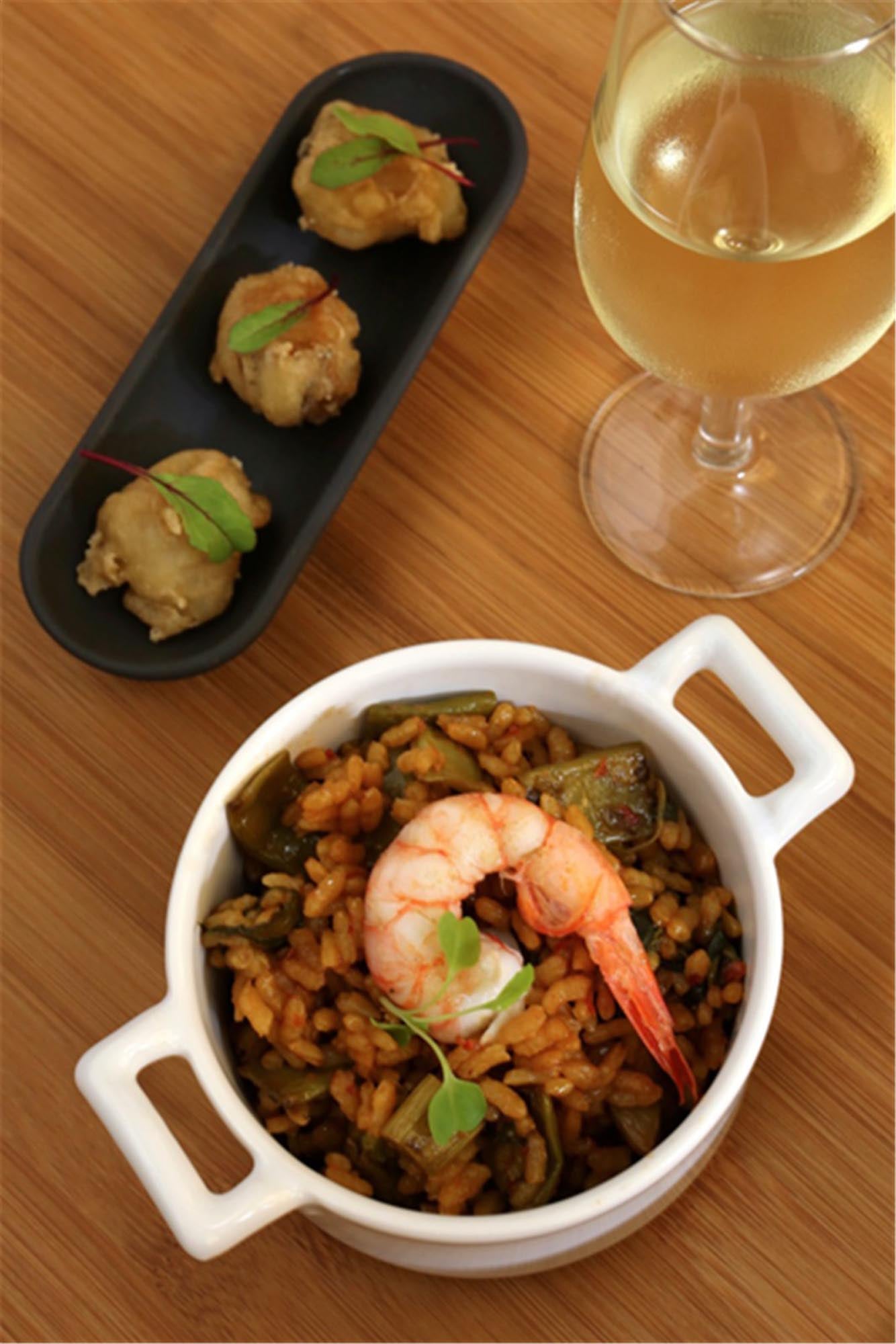 Entdecken Sie die stilvolle Ramequin von Revol (Ø 9,4 cm) aus robustem Porzellan mit Gusseisen-Optik – perfekt für kreative Küchenideen und elegante Tischdekoration.