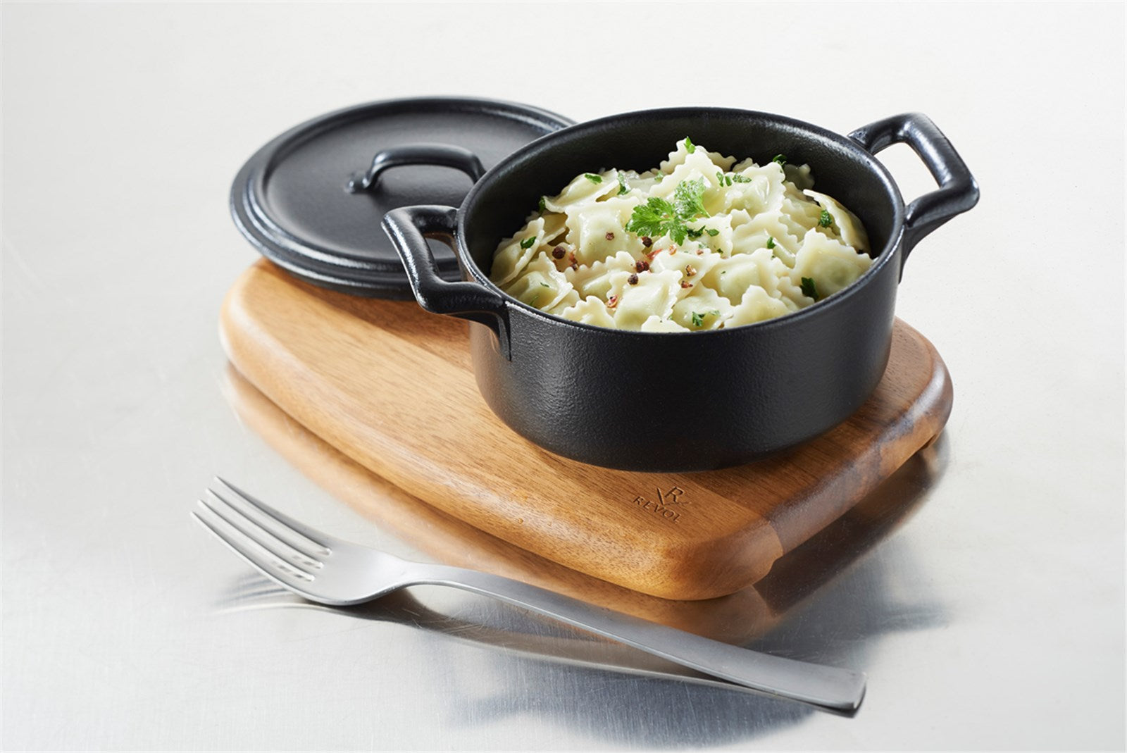 Revol 45cl Kasserolle: Stilvolle Gusseisen-Optik für Kochliebhaber.
