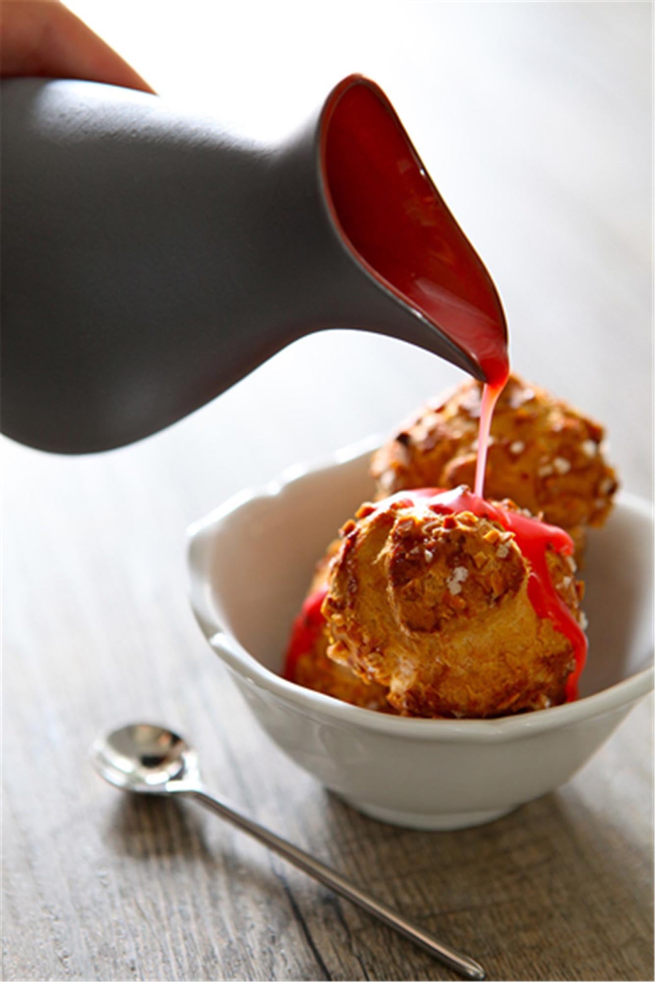 Elegante Saucen-Kanne 50cl von Revol: Schiefer-Stil aussen, leuchtend rot innen. Ideal für Saucen, langlebig und spülmaschinenfest.