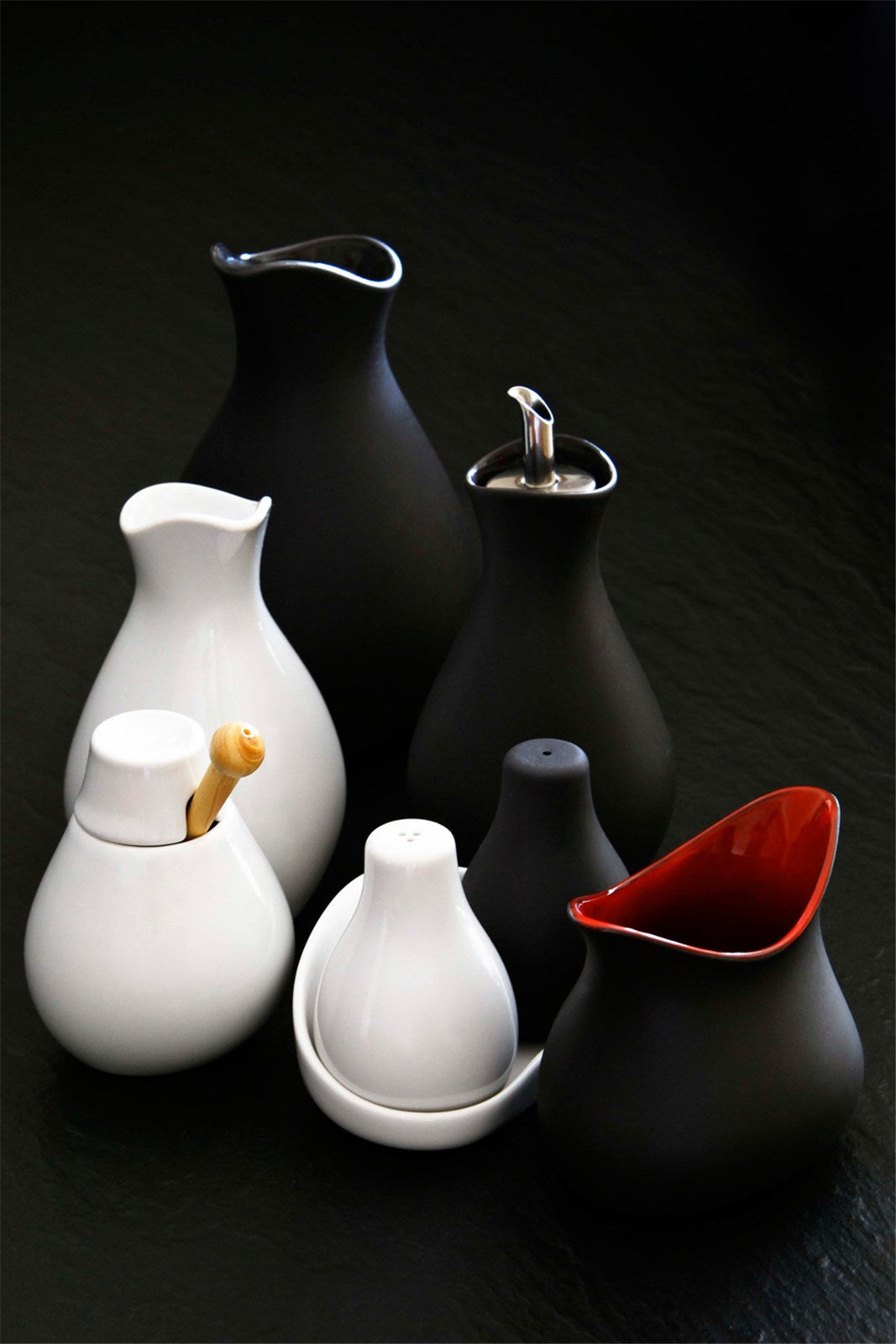 Elegante Saucen-Kanne (25 cl) von Revol im Schiefer-Stil mit schwarzem Innenraum. Ideal für stilvolle Präsentationen und optimale Wärmeisolierung.